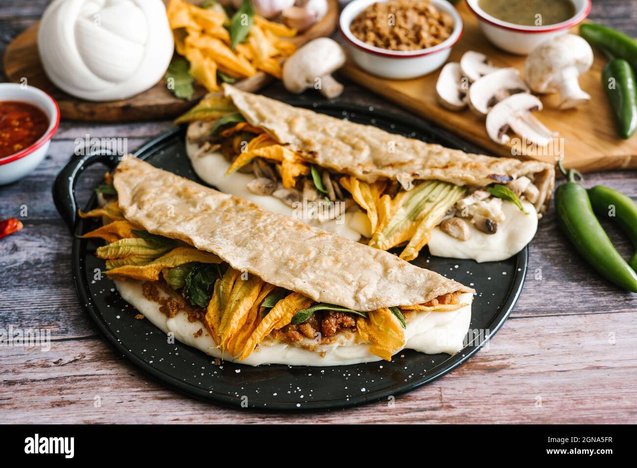 Chicharron und Pilzquesadillas mit Squashblüte, typisches Gericht aus Mexiko Stockfoto