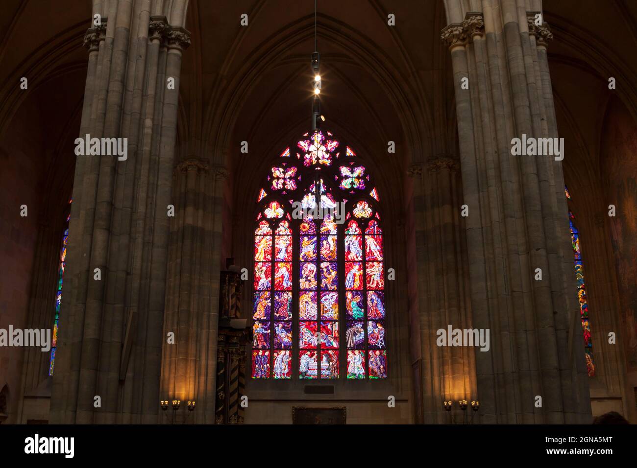 Getönte Kirchenfenster in der prager Kathedrale, rosa, Kunst, alt, Religion, Stockfoto