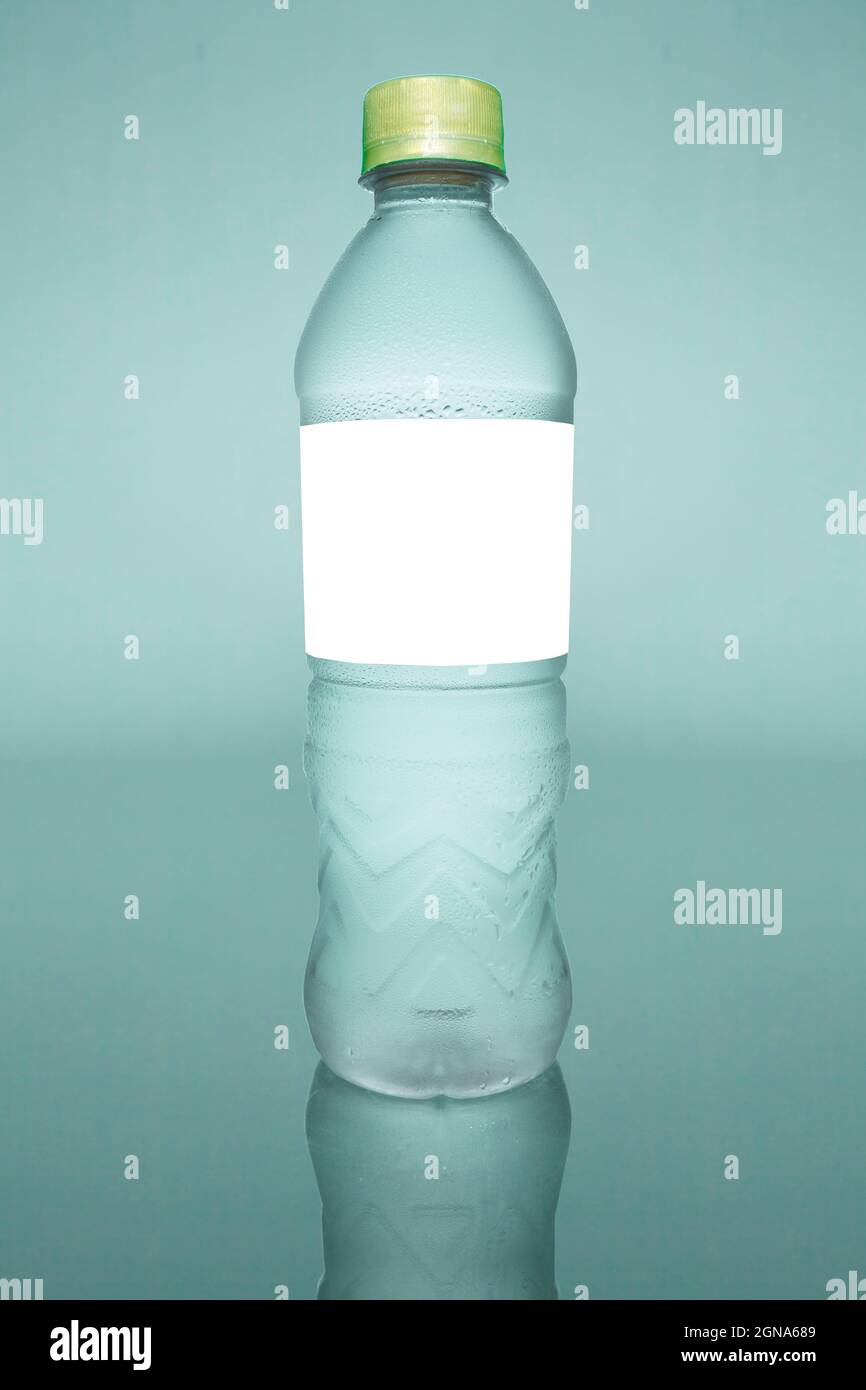 Wasserflasche Packung Schuss glatt keine Label Tropfen Produkt kühlen Produkt minimal Stockfoto