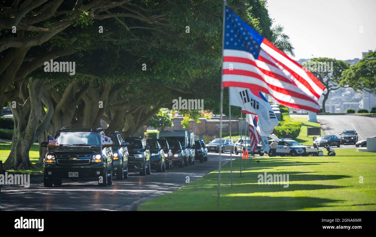 210922-N-XC372-1299 NATIONAL MEMORIAL CEMETERY OF THE PACIFIC, HAWAII (SEP. 22, 2021) seine Exzellenz Moon Jae-in, Präsident der Republik Korea, kommt zu einer Kranzniederlegung. USINDOPACOM beherbergt Mitglieder der ROK, um an einer Zeremonie zur Feier der Rückkehr gefallener Dienstmitglieder teilzunehmen. (US Navy Foto von Mass Communication Specialist 1st Class Anthony J. Rivera) Stockfoto