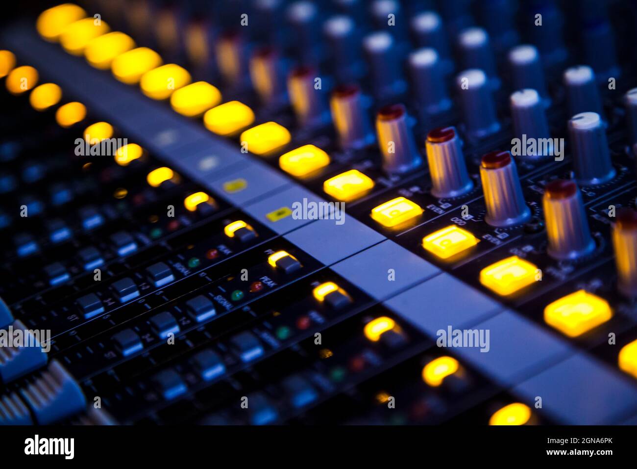 Nahaufnahme der Audiokonsole, die Studio-Equalizer-Radio-Audio aufnimmt Stockfoto