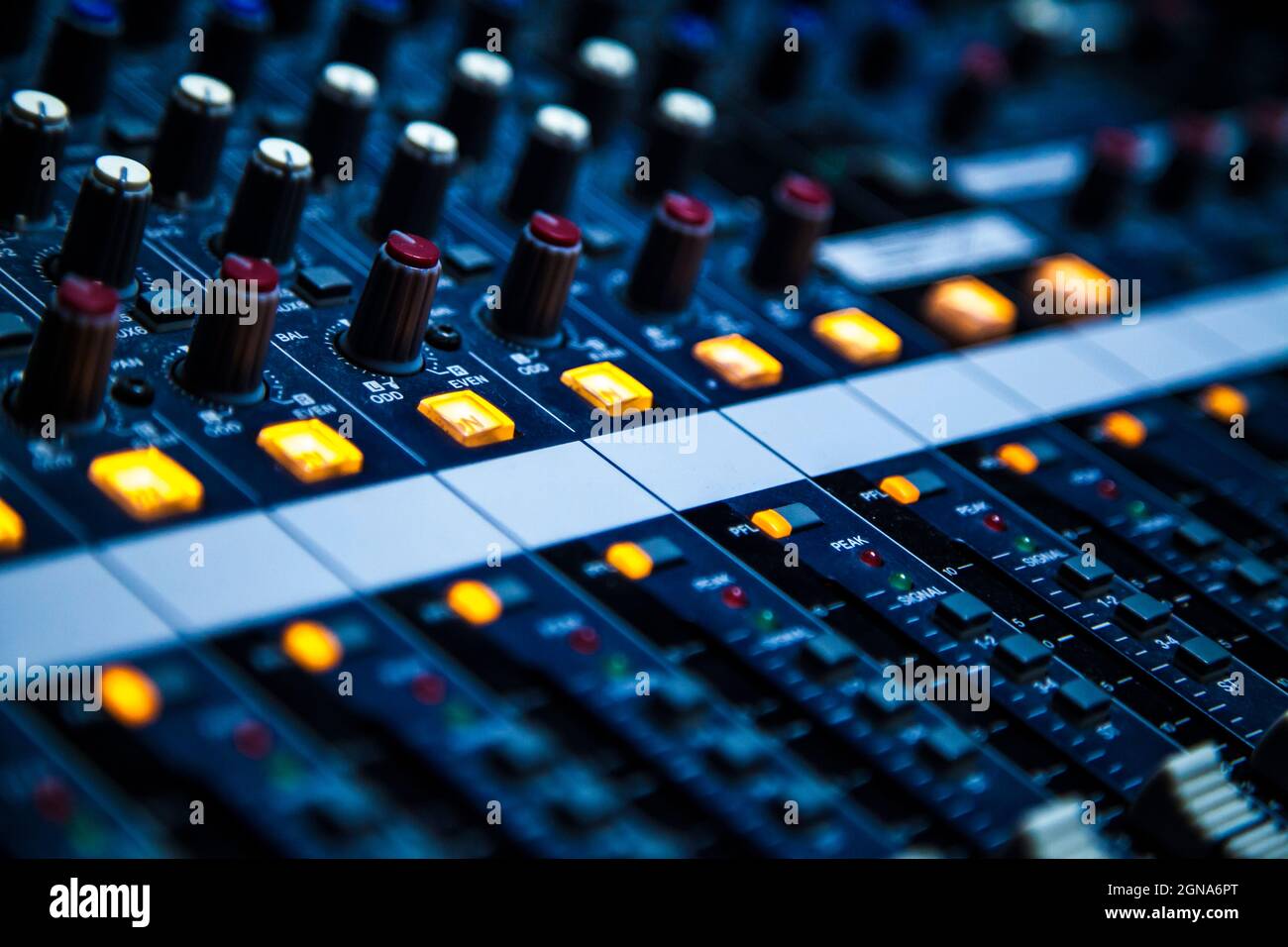 Nahaufnahme der Audiokonsole, die Studio-Equalizer-Radio-Audio aufnimmt Stockfoto