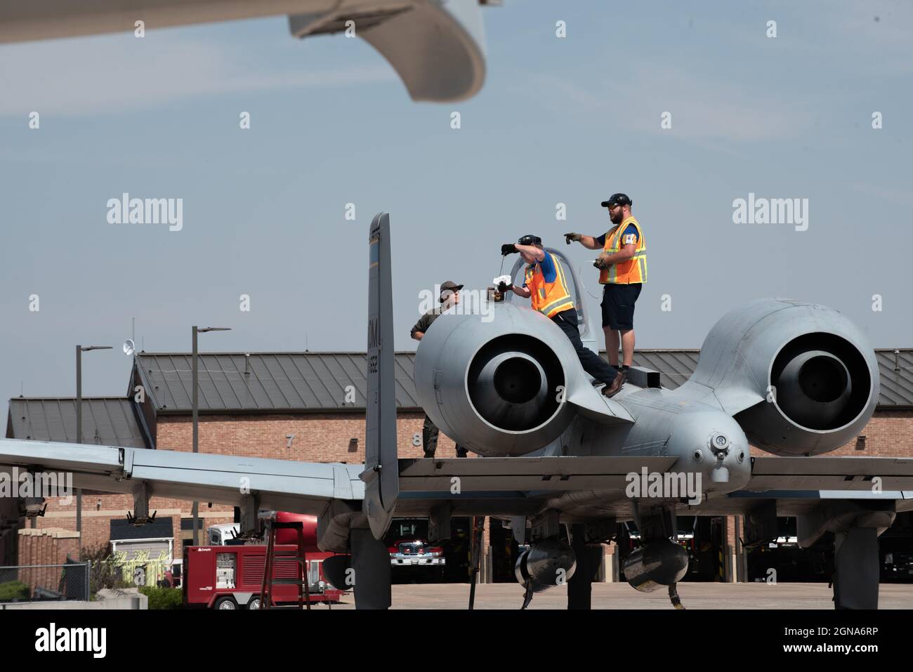 PETERSON SPACE FORCE BASE, Colorado – Mitglieder des Peterson Fuels Teams überprüfen auf einer A-10 Warthog, die am 10. September 2021 auf der Peterson Space Force Base, Colorado, landete, für die Rallye in den Rockies Übung. RITR21 bot Peterson-Schriever Garrison Airmen die Möglichkeit, ihren Betrieb durch Airfield Management, Fuels und Transient Alert zu unterstützen. (USA Space Force Foto von Airman 1st Class Alexis Christian) Stockfoto