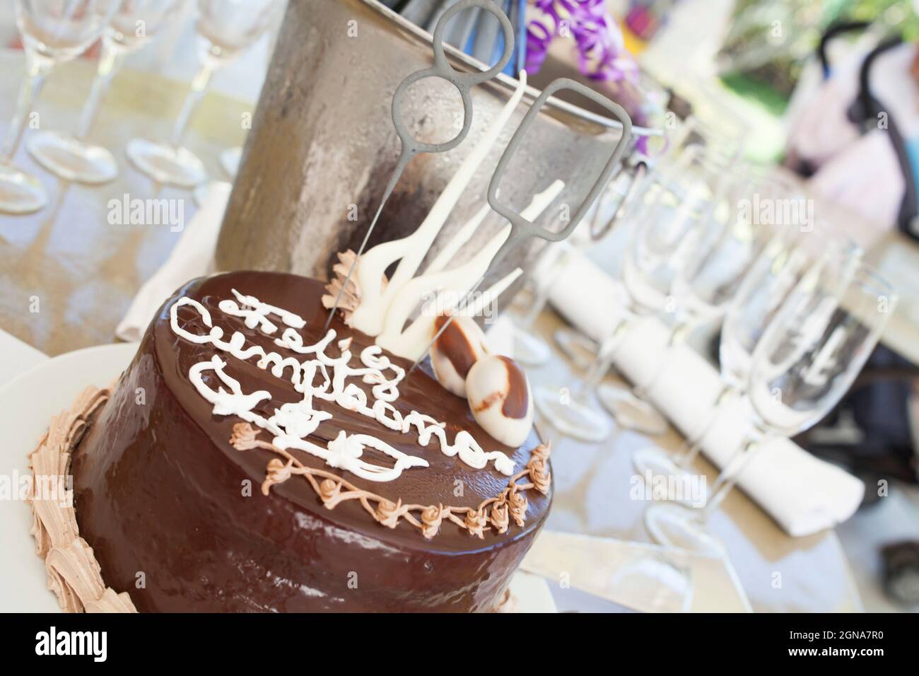 80. Geburtstag Kuchen Feier Schokoladengebäck Stockfoto