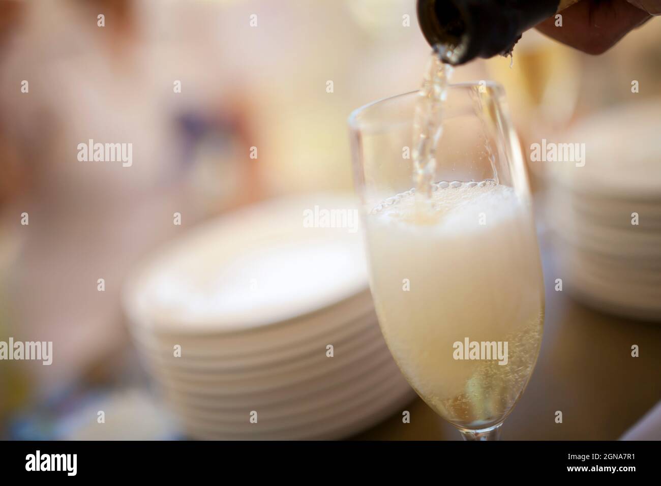 Nahaufnahme von servierten Champagner während der Feier tagsüber Geburtstag Hochzeitstag Paare Urlaub Stockfoto