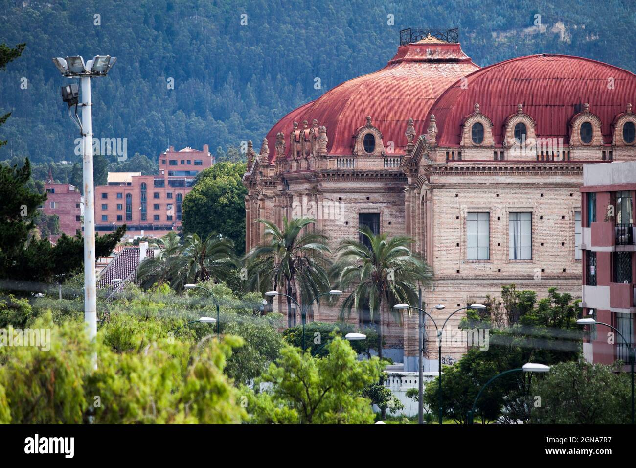 Großes antikes historisches Gebäude in cuenca ecuador, Stadtbild Stockfoto