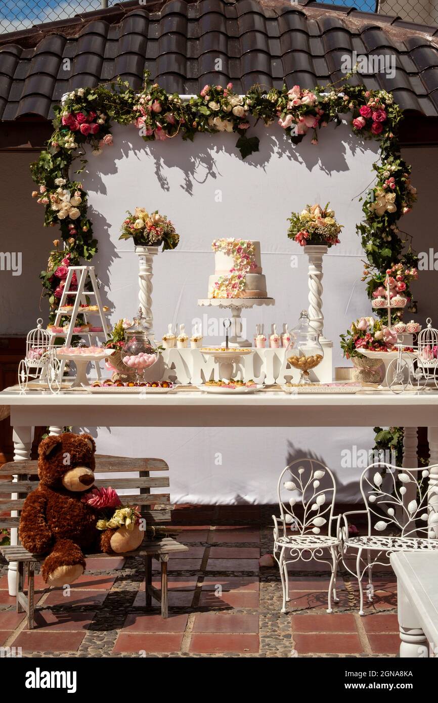 Taufe Empfang Party Einrichtung Familie religiöse Feier Kuchen Stockfoto