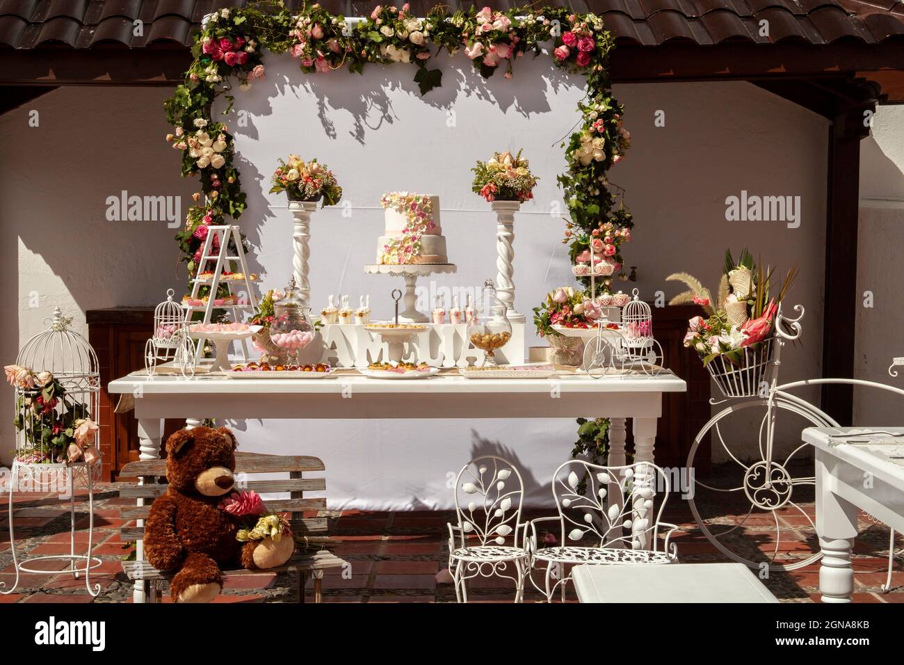 Taufe Empfang Party Einrichtung Familie religiöse Feier Kuchen Stockfoto