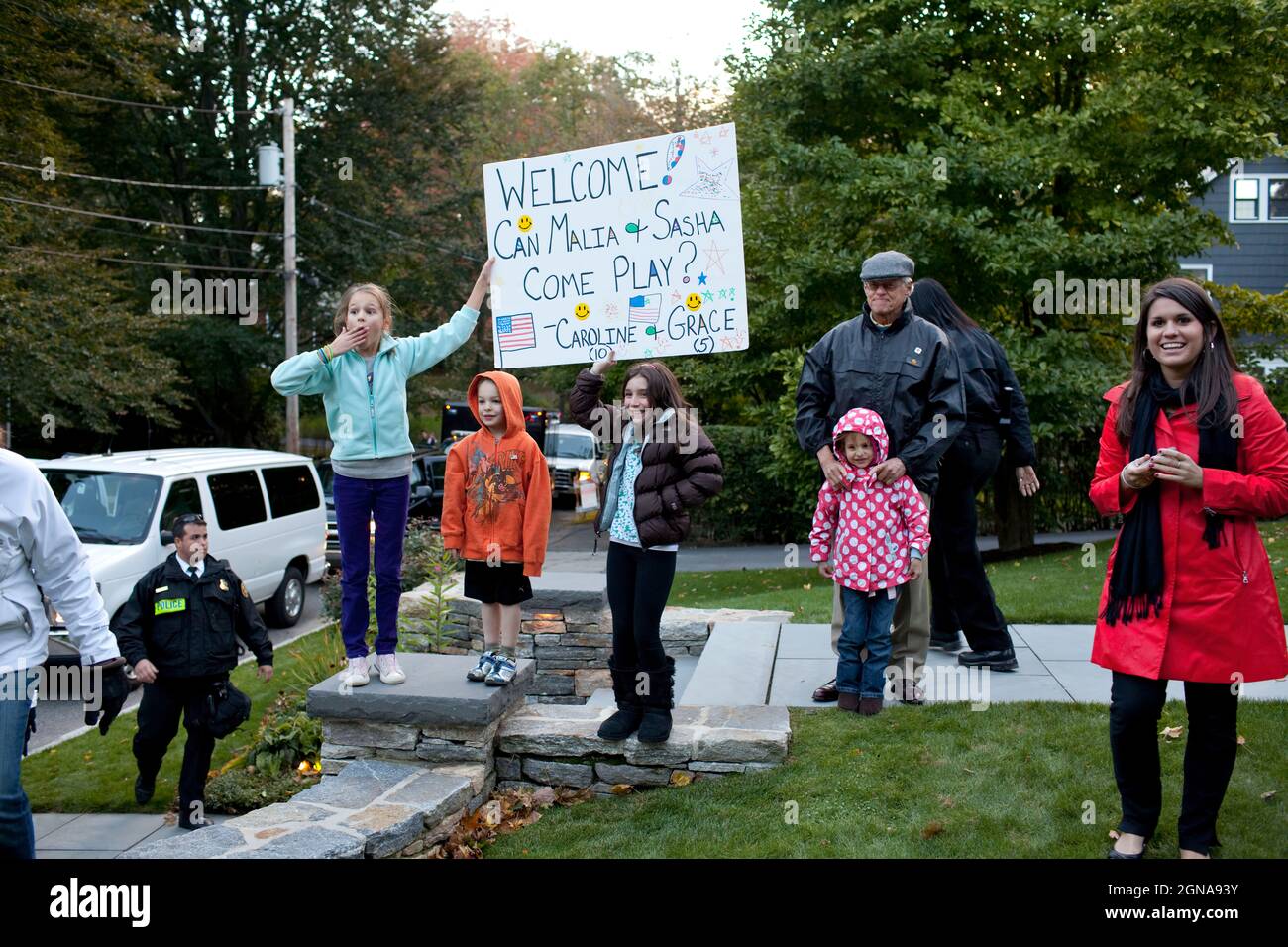 Präsident Barack Obama hält an, um mit den Bewohnern von West Newton, Massachusetts, zu sprechen., 16. Oktober 2010. (Offizielles Foto des Weißen Hauses von Pete Souza) Dieses offizielle Foto des Weißen Hauses wird nur zur Veröffentlichung durch Nachrichtenorganisationen und/oder zum persönlichen Druck durch die Betreffzeile(en) des Fotos zur Verfügung gestellt. Das Foto darf in keiner Weise manipuliert werden und darf nicht in kommerziellen oder politischen Materialien, Anzeigen, E-Mails, Produkten oder Werbeaktionen verwendet werden, die in irgendeiner Weise die Zustimmung oder Billigung des Präsidenten, der ersten Familie oder des Weißen Hauses nahelege. Stockfoto