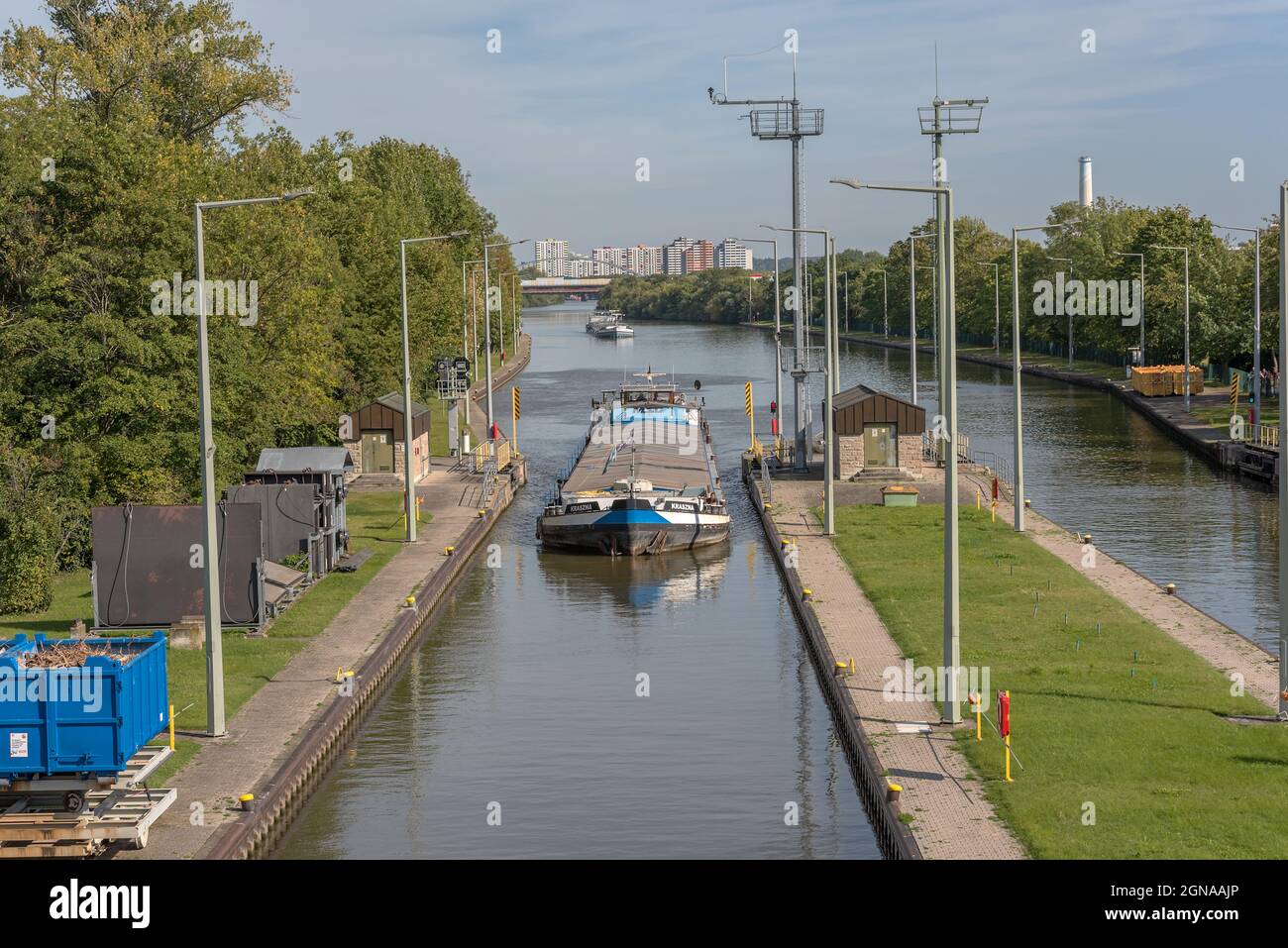 Frachtschiff am Eingang zur Schleuse Frankfurt-Griesheim, Deutschland Stockfoto