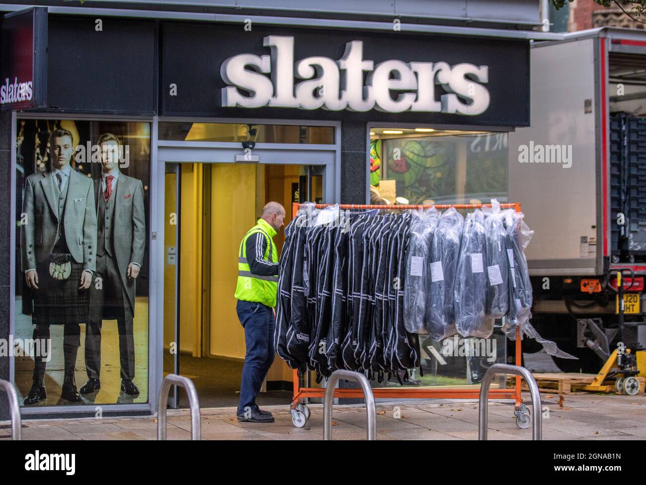 Slaters Menswear Anzüge Warenlieferung; Geschäfte, Einkäufer, Einkaufen in Fishergate High Street Preston, Großbritannien Stockfoto