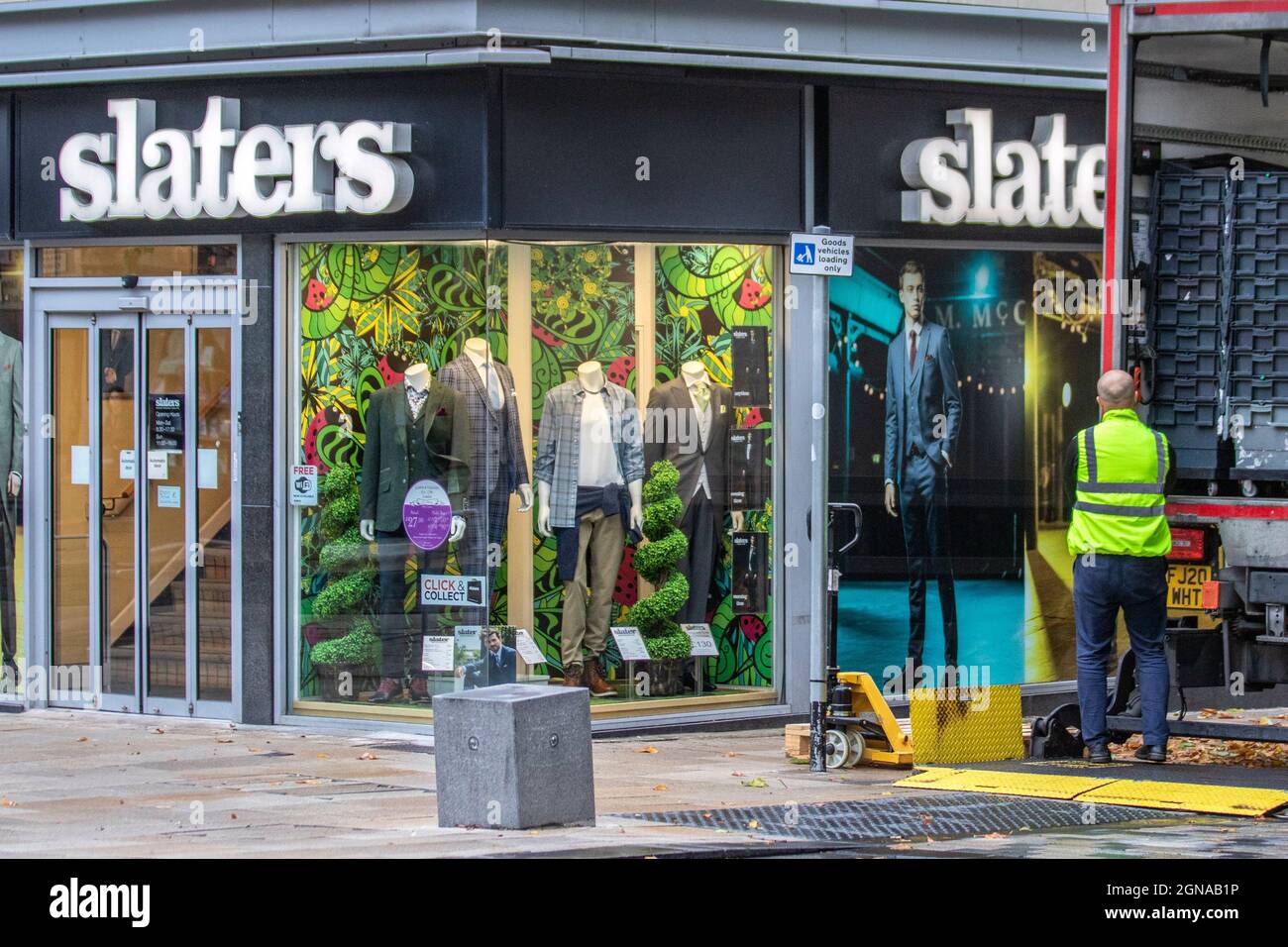 Slaters Menswear Anzüge Warenlieferung; Geschäfte, Einkäufer, Einkaufen in Fishergate High Street Preston, Großbritannien Stockfoto