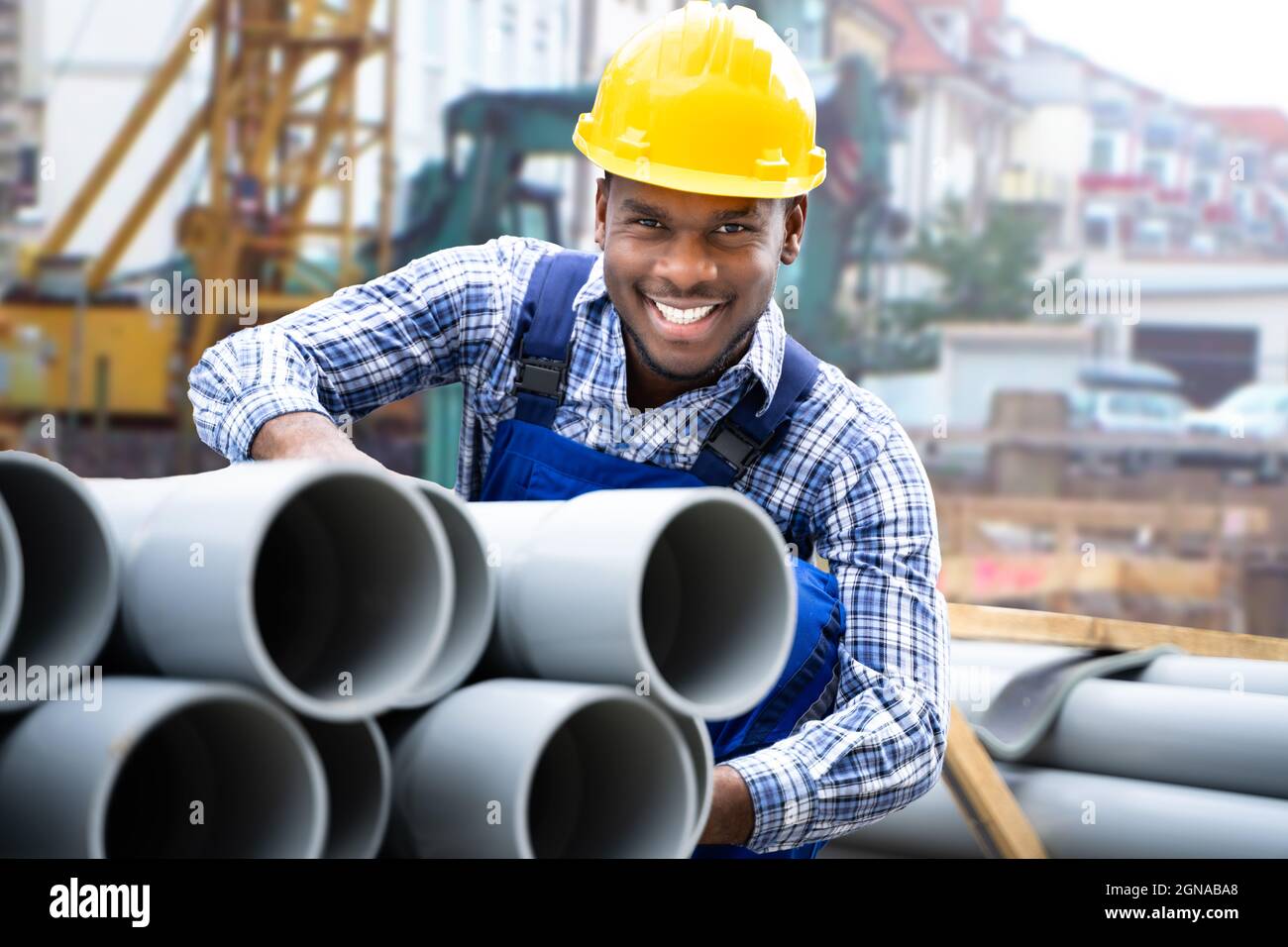 Bauarbeiter Baumeister Arbeitet Auf Der Baustelle. Rohre Und Abwasser Stockfoto
