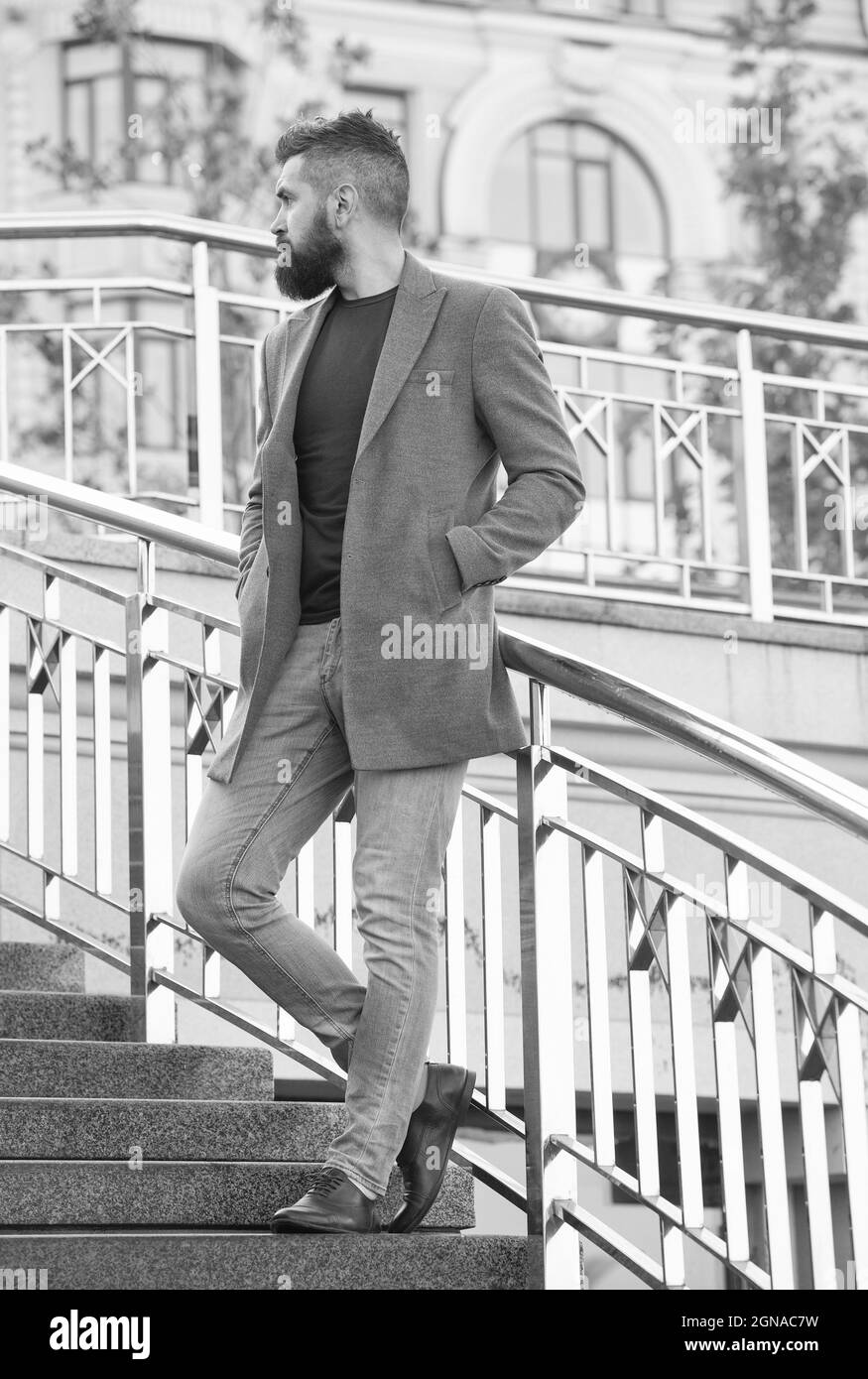 Brutal reifen bärtigen Mann mit Schnurrbart zu Fuß im Freien in trendigen modernen Casual Jacke, Herren Schönheit Stockfoto