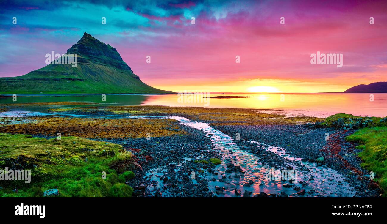 Farbenfrohe Sonnenuntergänge im Sommer mit Kirkjufell Mountain. Dramatische Szene auf der Halbinsel Snaefellsnes mit Gezeitensturz im Atlantik, Island, Europa. Stockfoto