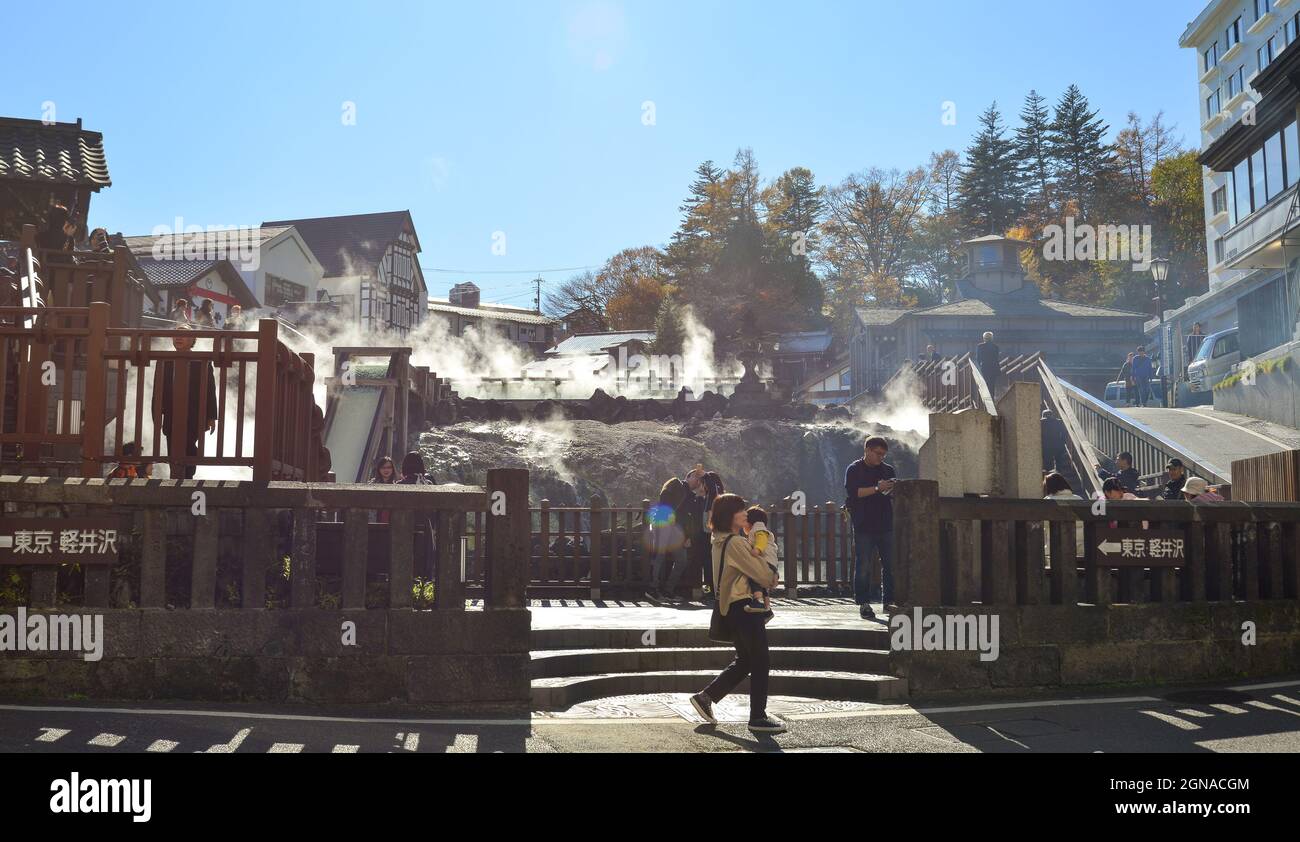 Gunma, Japan - 8. November 2019. Yubatake (Heißwasserfeld) von Kusatsu Onsen in Gunma, Japan. Die Stadt Kusatsu ist eines der berühmtesten Thermalbäder Japans Stockfoto