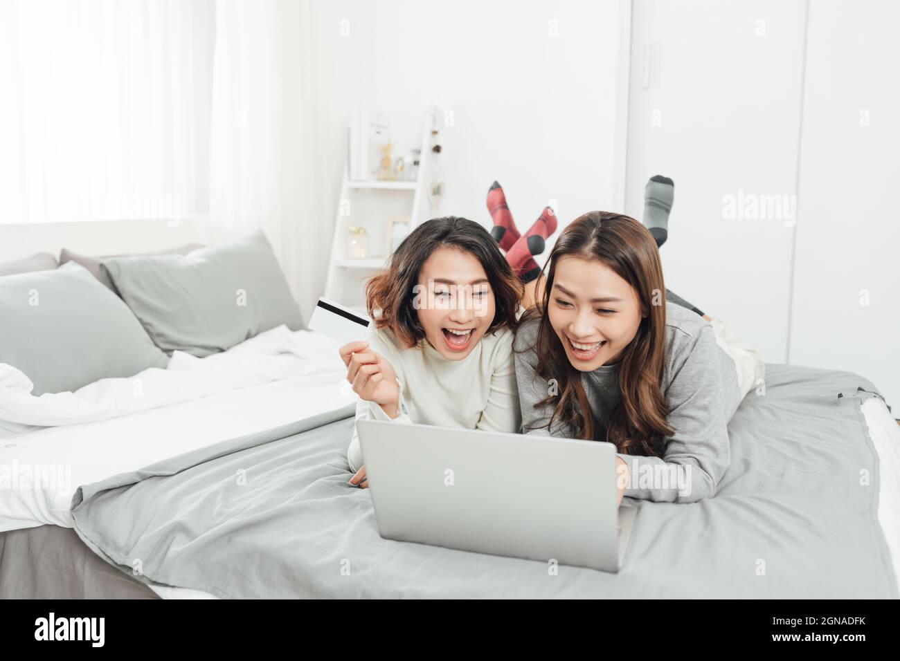 Schöne Freundschaften mit Frauen Genießen Sie den Lifestyle mit Wochenend-Aktivitäten und Technologie zu Hause. Stockfoto