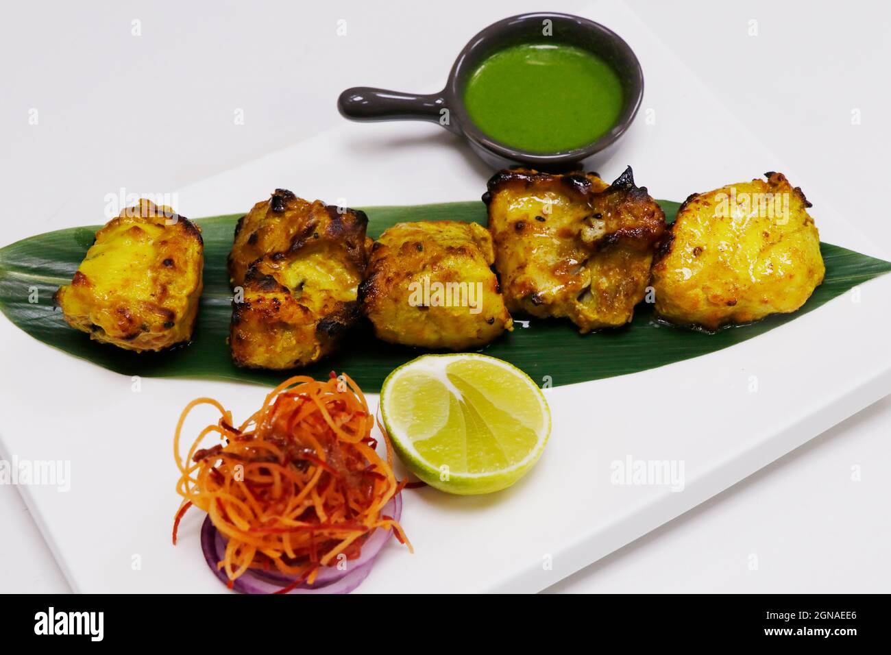 Lehmofen geröstete Fischwürfel mit Ajwain-Geschmack, überzogen mit Gramm Mehl, Joghurt und Gewürzen, bekannt als Tandoori-Fisch-Tikka. Stockfoto