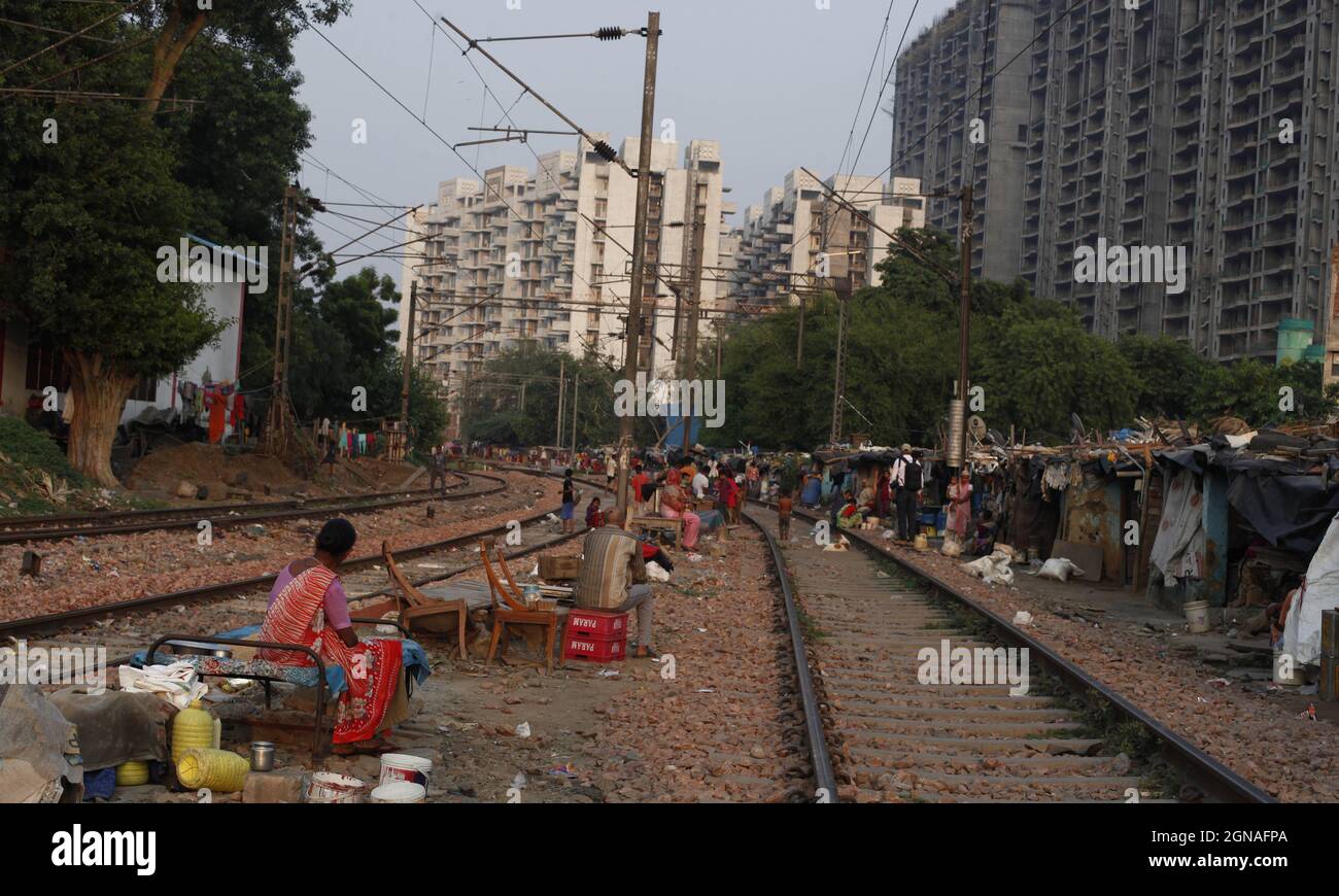 Eine allgemeine Ansicht eines Slums in der Nähe des Bahnhofs Sarai Rohilla in Neu-Delhi, Indien. Dieser Slum liegt auf dem Gelände der Eisenbahn. Stockfoto