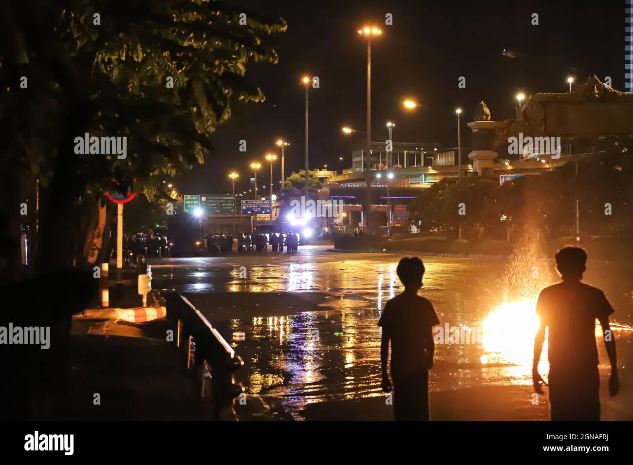 Bangkok, THAILAND - 12. September 2021: Regierungsfeindliche Demonstranten haben in der Vibhavadi Rangsit Road in der Nähe des Royal Thai Army Band Department mit der Polizei von Riot zusammengesucht. Stockfoto