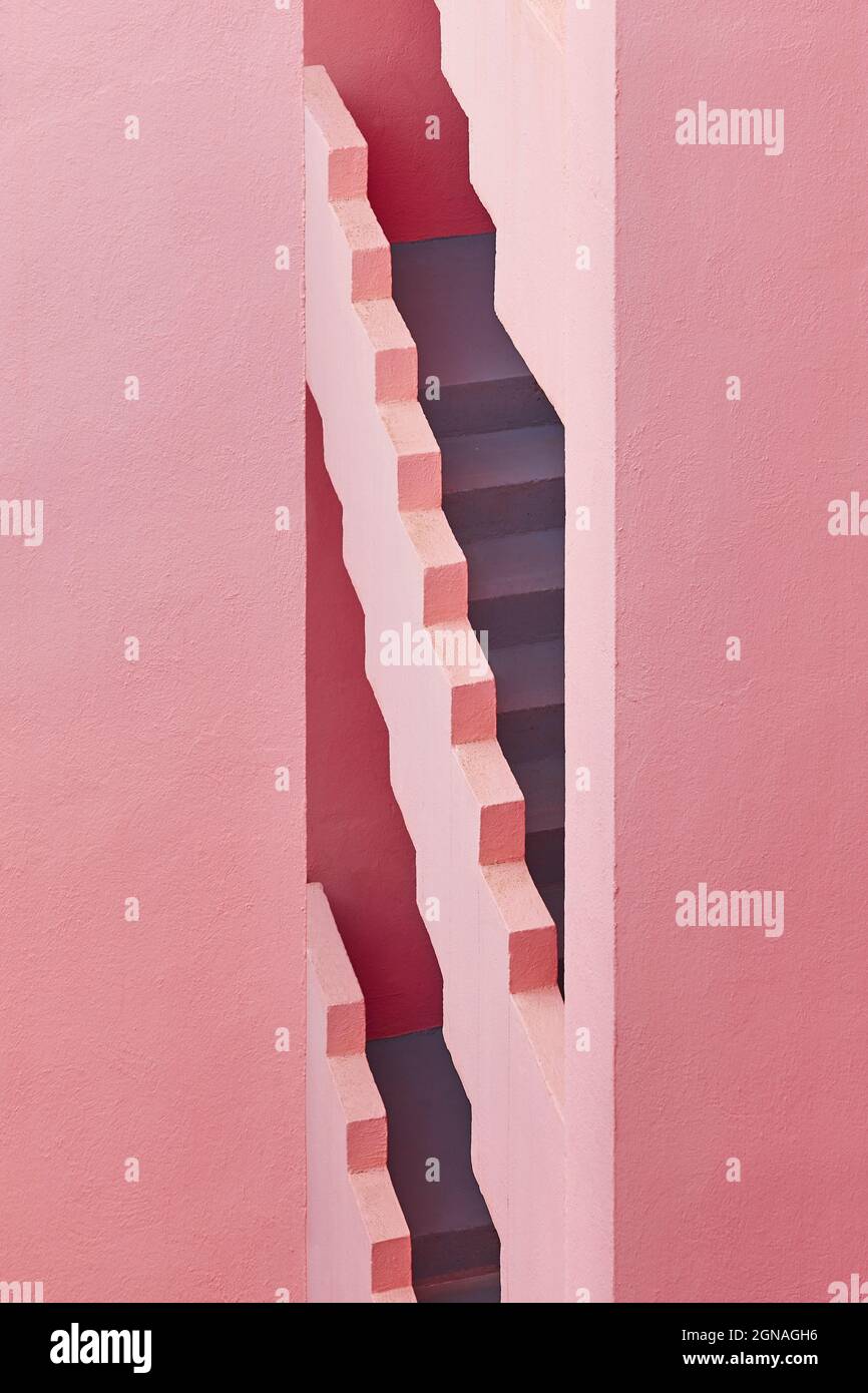 Geometrische Gebäudestruktur in rosa Tönen. Calpe, Spanien Stockfoto