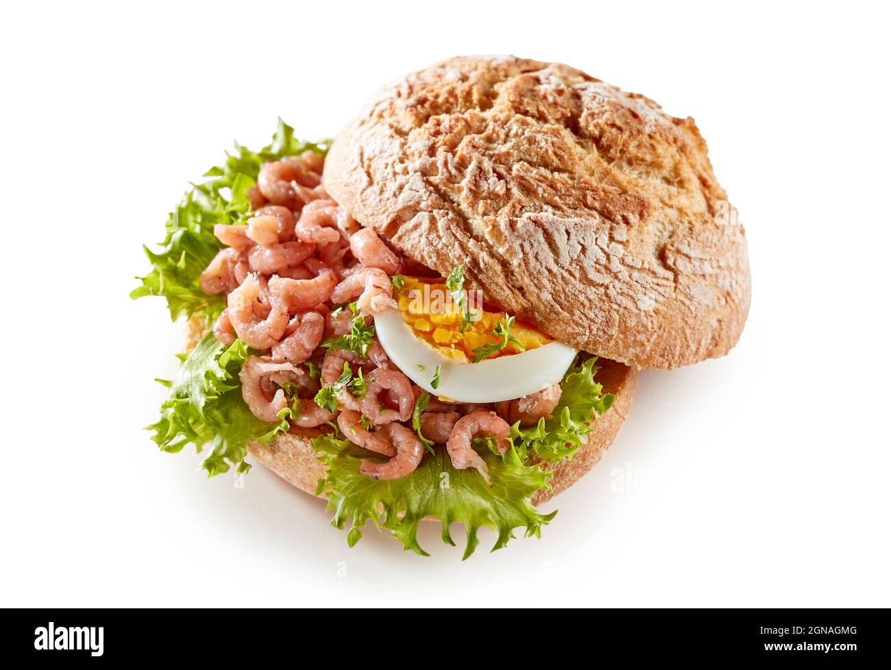 Von oben appetitliches Sandwich mit Garnelen und Ei serviert auf weißem isolierten Hintergrund Stockfoto