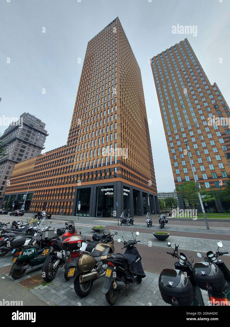 Gebäude rund um Zug, U-Bahn und Straßenbahn Amsterdam Zuid als Herz des Finanzviertels der Niederlande Stockfoto