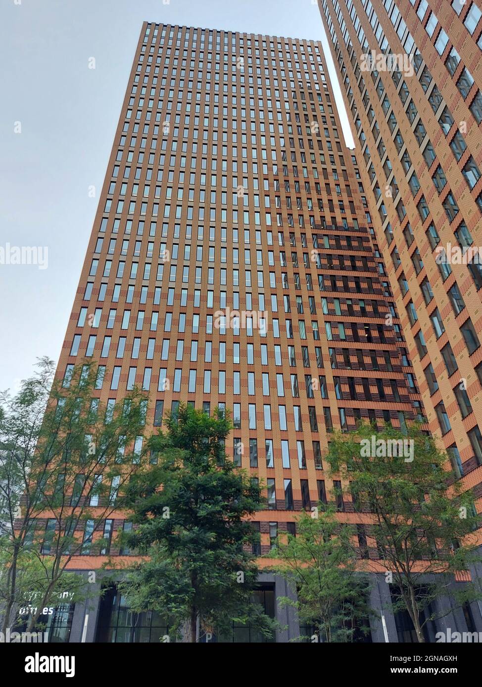 Gebäude rund um Zug, U-Bahn und Straßenbahn Amsterdam Zuid als Herz des Finanzviertels der Niederlande Stockfoto