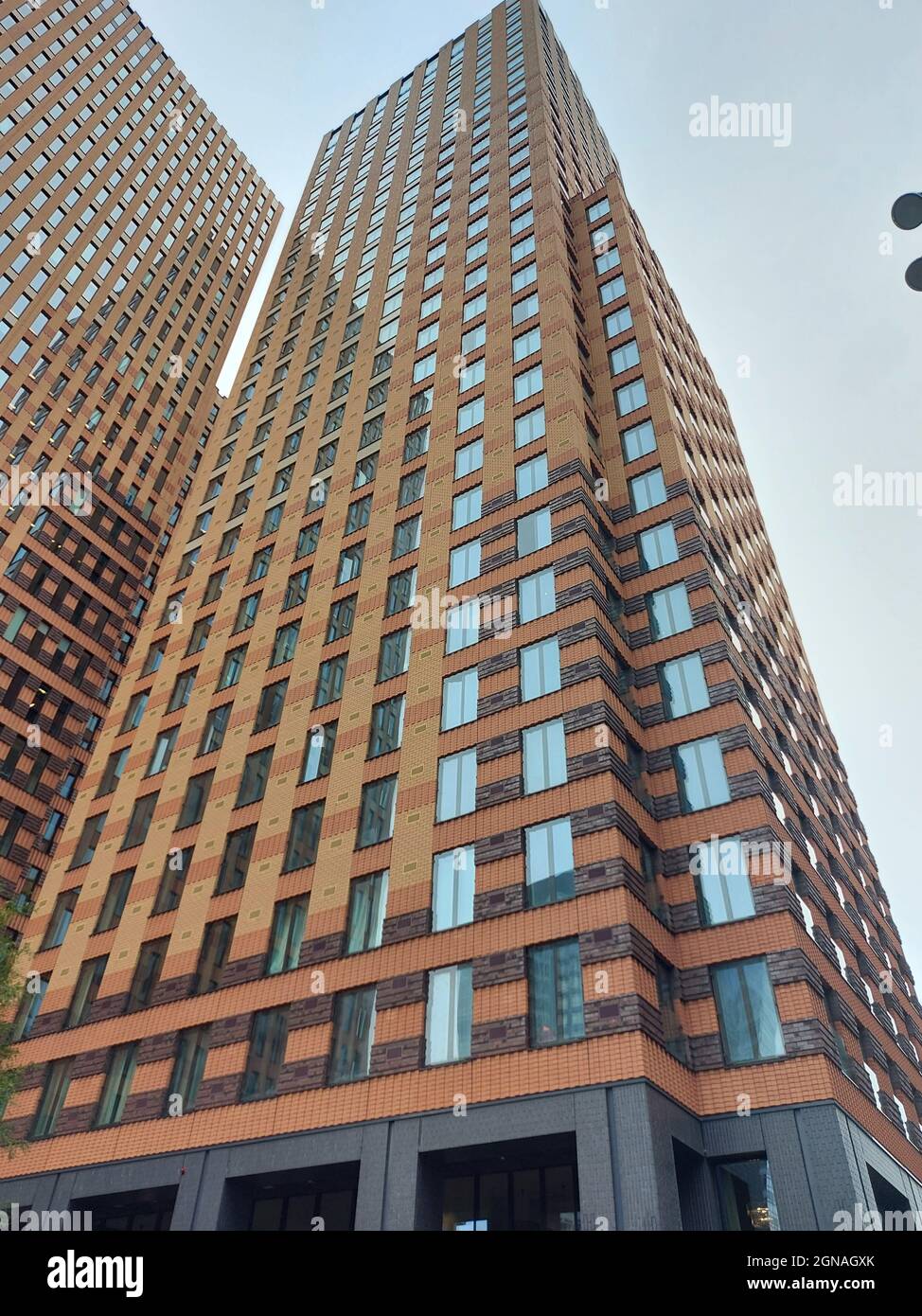 Gebäude rund um Zug, U-Bahn und Straßenbahn Amsterdam Zuid als Herz des Finanzviertels der Niederlande Stockfoto