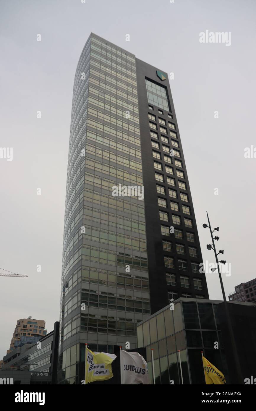 Gebäude rund um Zug, U-Bahn und Straßenbahn Amsterdam Zuid als Herz des Finanzviertels der Niederlande Stockfoto