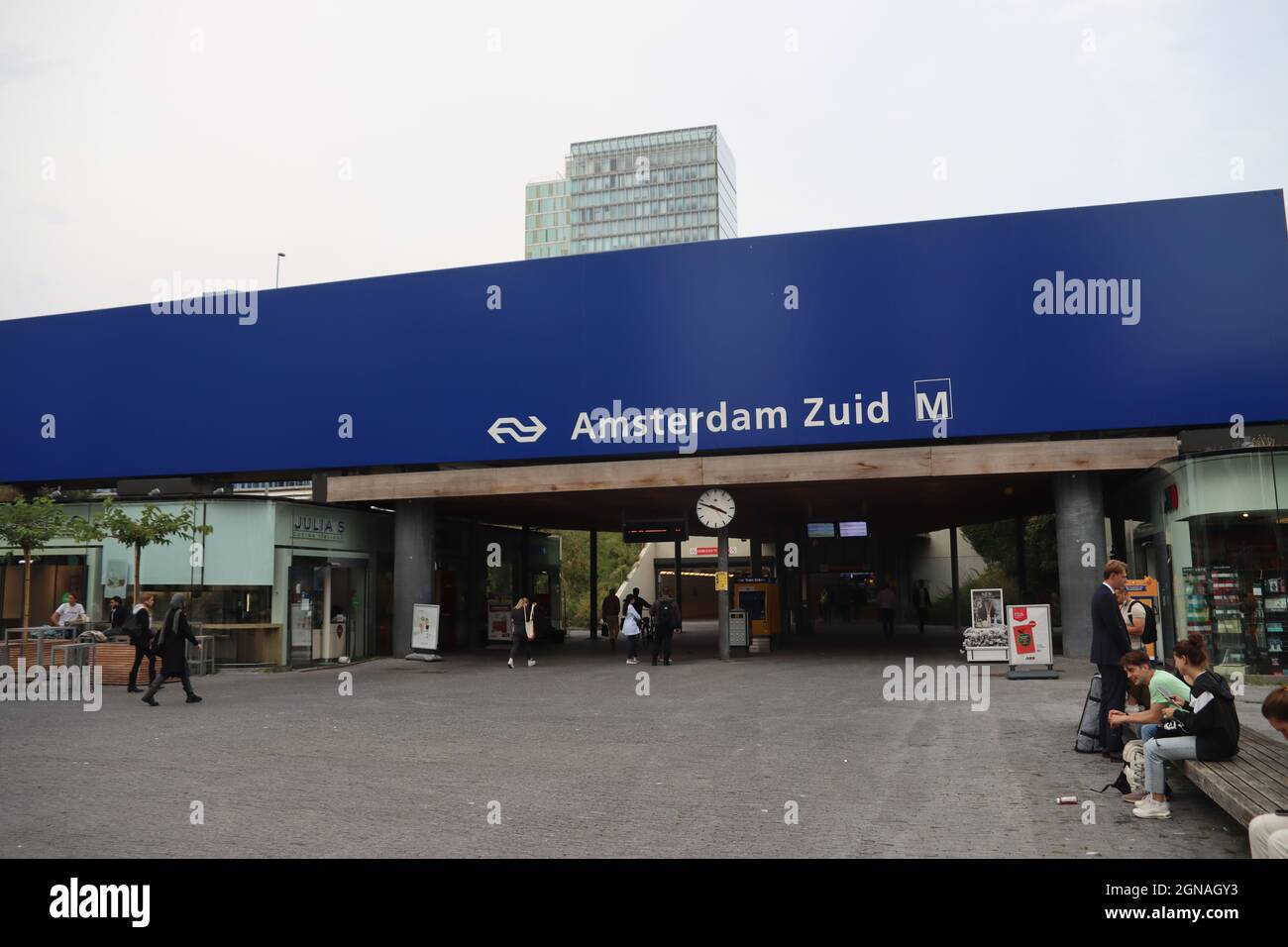 Gebäude rund um Zug, U-Bahn und Straßenbahn Amsterdam Zuid als Herz des Finanzviertels der Niederlande Stockfoto