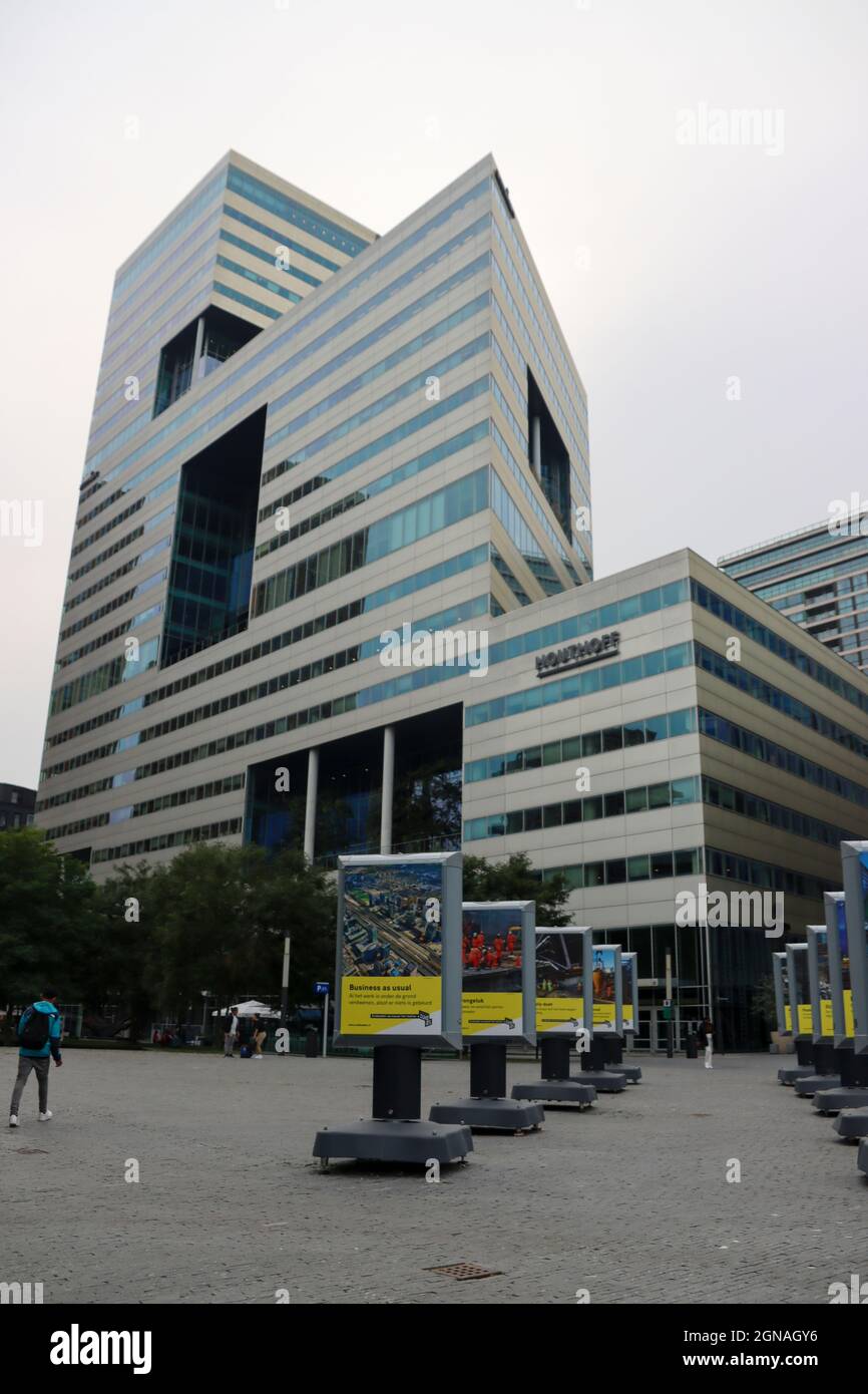 Gebäude rund um Zug, U-Bahn und Straßenbahn Amsterdam Zuid als Herz des Finanzviertels der Niederlande Stockfoto