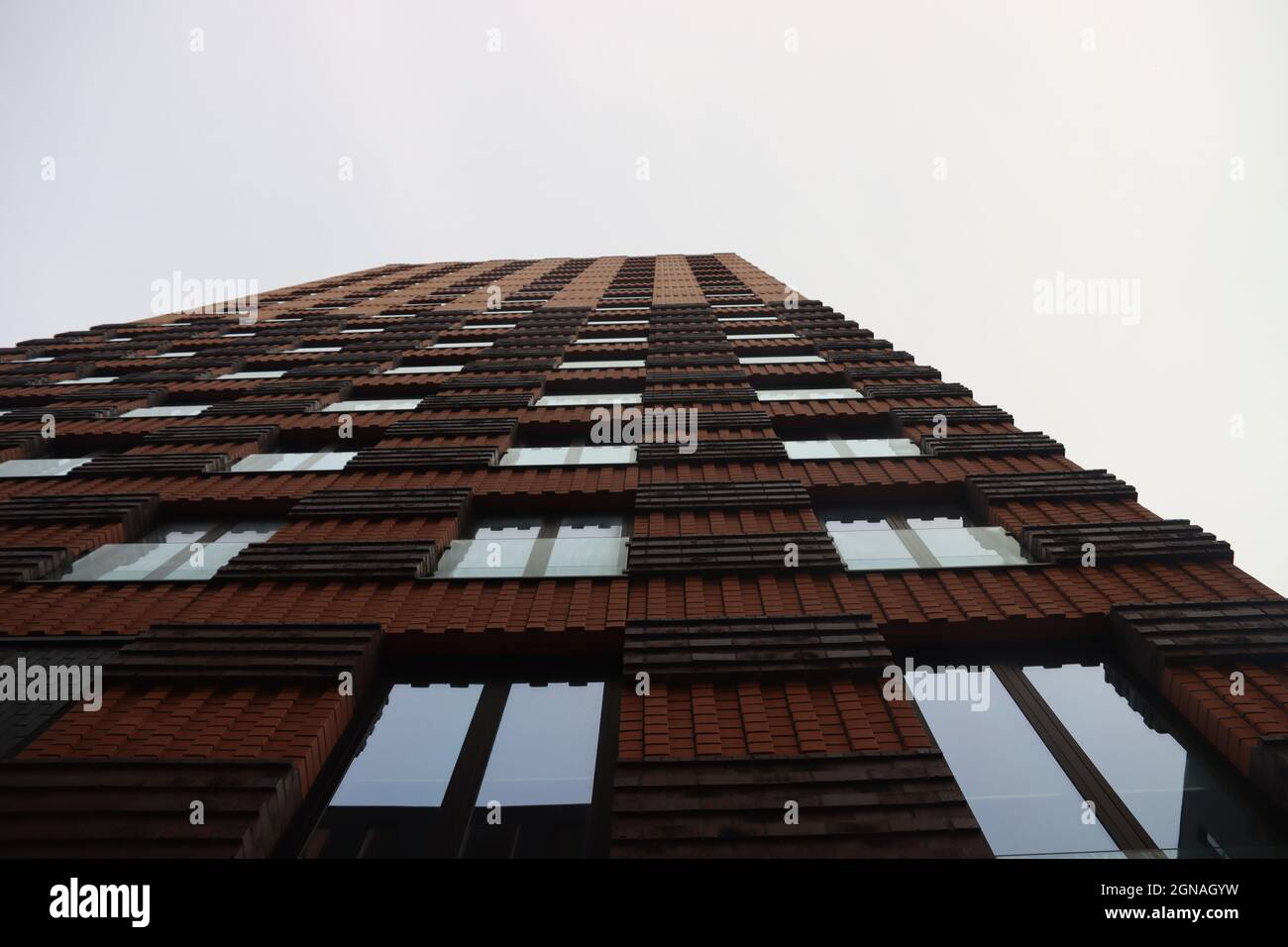 Gebäude rund um Zug, U-Bahn und Straßenbahn Amsterdam Zuid als Herz des Finanzviertels der Niederlande Stockfoto