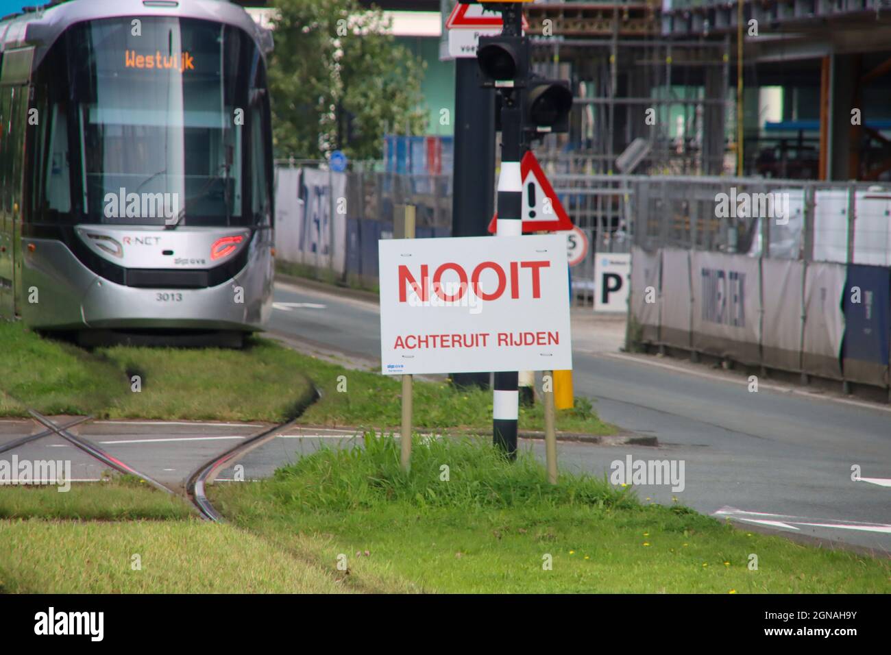 Warnschild für Straßenbahnfahrer, die am Bahnhof Amsterdam Zuid nie rückwärts fahren dürfen Stockfoto