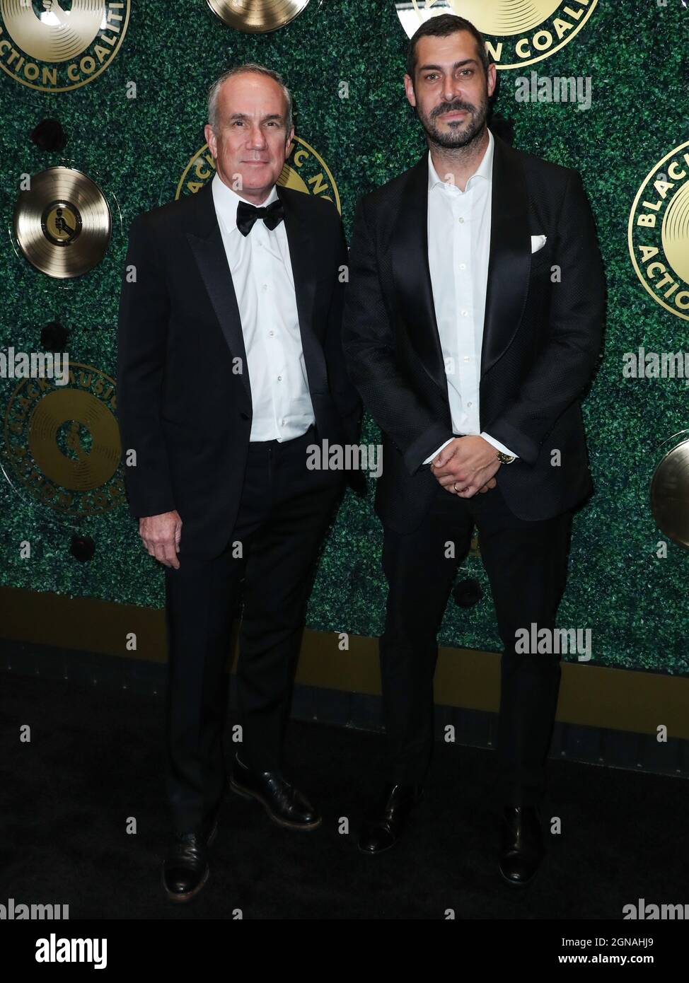 West Hollywood, Usa. September 2021. WEST HOLLYWOOD, LOS ANGELES, KALIFORNIEN, USA - 23. SEPTEMBER: Tom Corson, Co-Chairman und Chief Operation Officer von Warner Records, und Aaron Bay-Schuck, CEO und Co-Chairman von Warner Records, kommen zu den 1. Jährlichen Music in Action Awards der Black Music Action Coalition, die am 23. September 2021 im 1 Hotel West Hollywood in West Hollywood, Los Angeles, Kalifornien, Usa. (Foto von Xavier Collin/Image Press Agency) Quelle: Image Press Agency/Alamy Live News Stockfoto