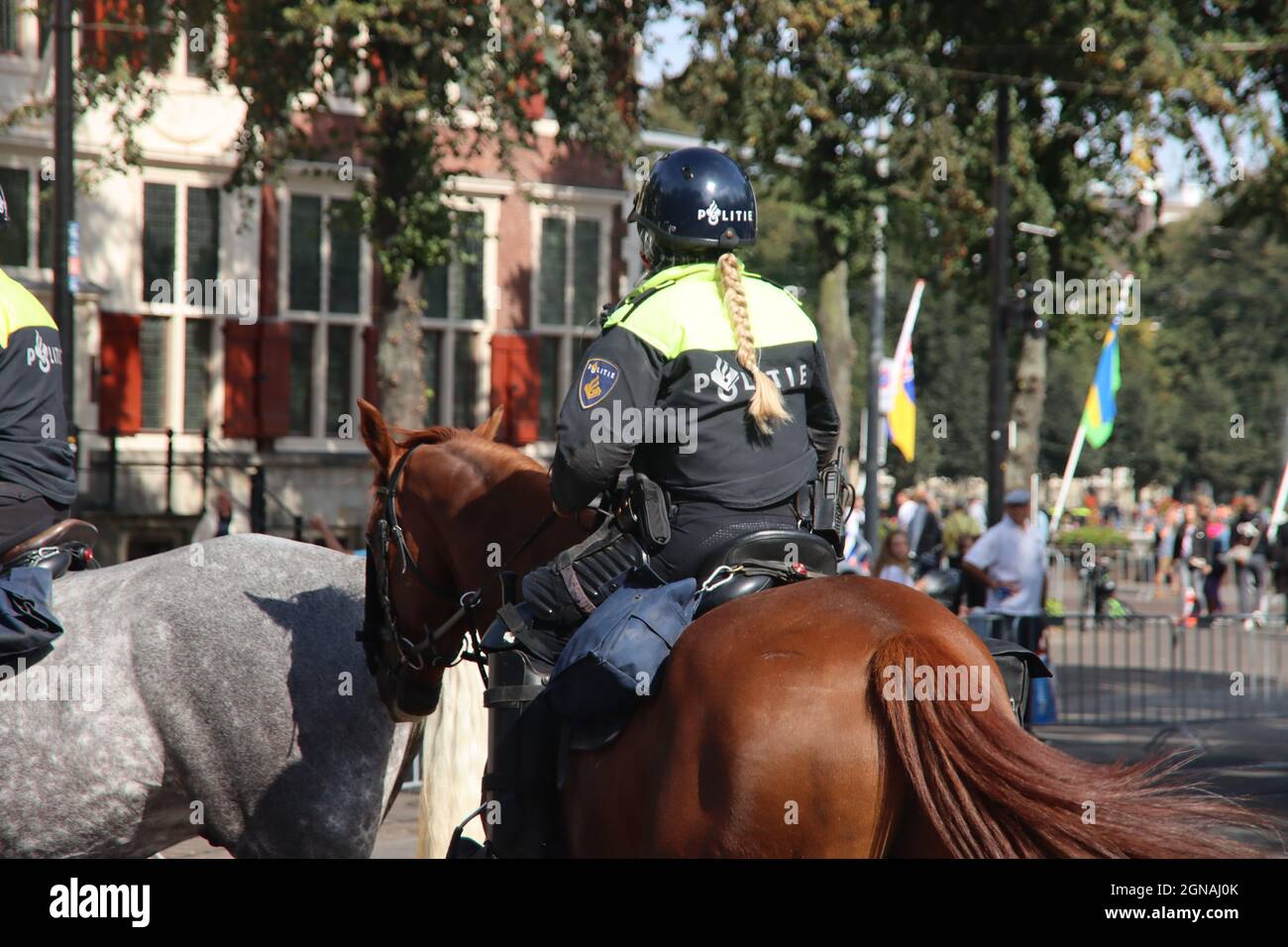 Die Polizei wacht während der Rede des Königs namens Troonrede vom Thron auf Prinsjesdag in Den Haag in den Niederlanden Stockfoto