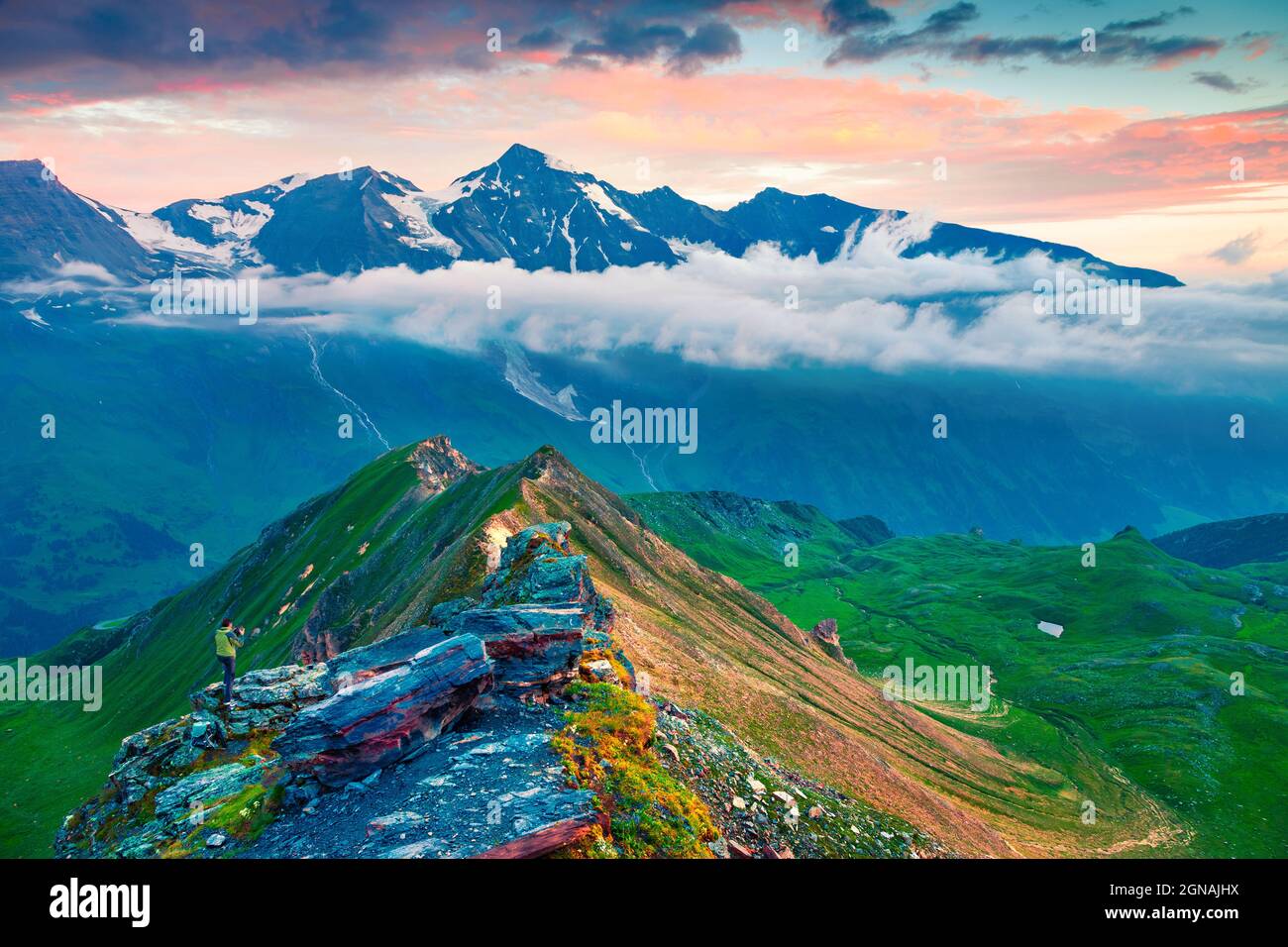 Fotograf fotografiert das Großglockner-Gebirge von der Großglockner Hochalpenstraße aus. Farbenprächtiger Sonnenaufgang in den österreichischen Alpen, Zell am See Stockfoto