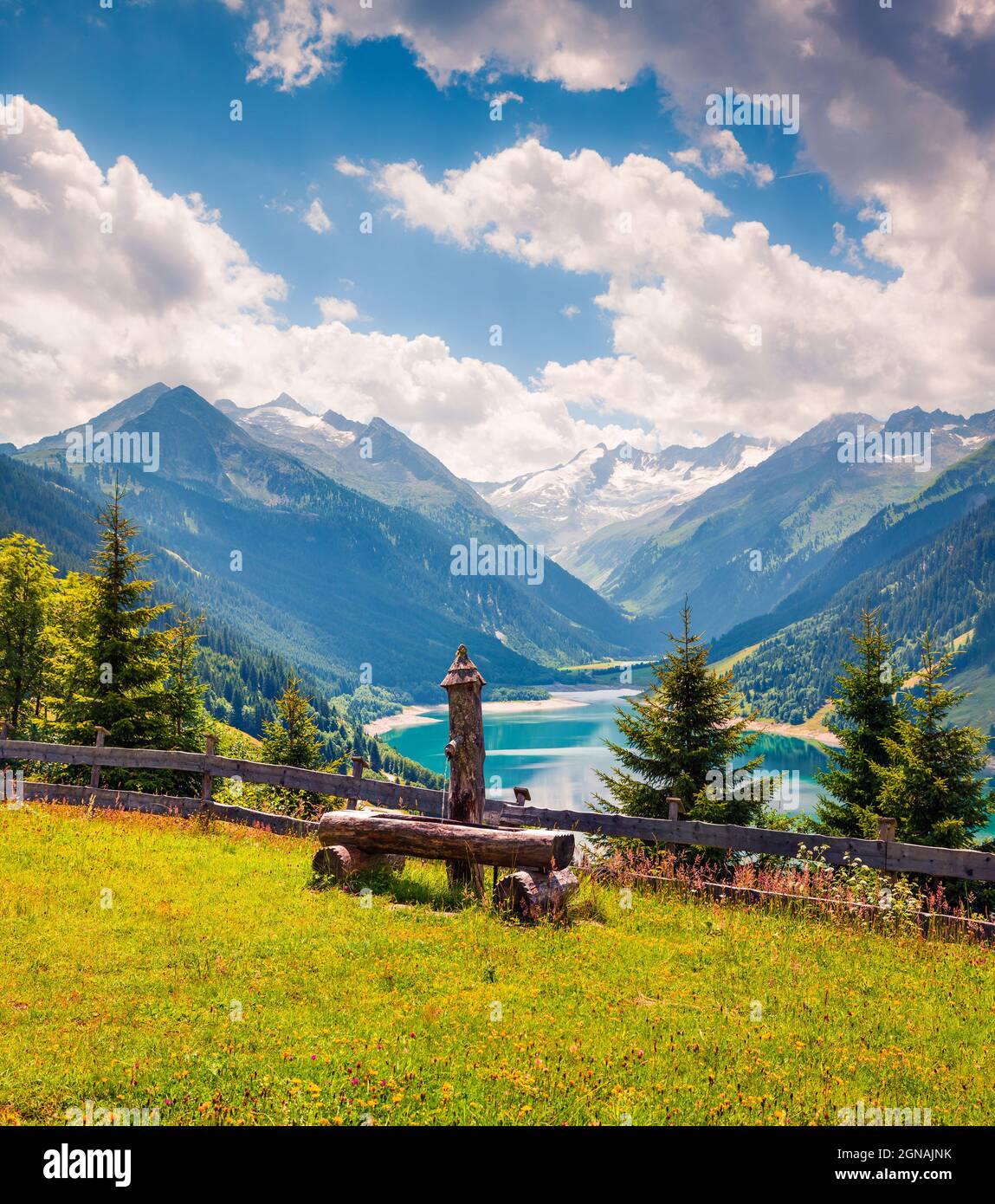 Farbenfroher Sommermorgen auf dem Speicher Durlassboden. Blick auf die Richterspitze in den österreichischen Alpen, Schwaz im Tiroler Sta Stockfoto