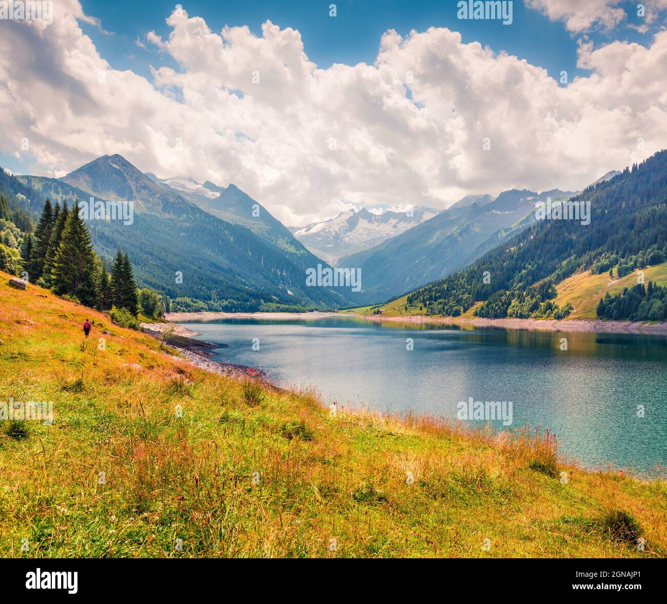 Farbenfroher Sommermorgen auf dem Speicher Durlassboden. Blick auf die Richterspitze in den österreichischen Alpen, Schwaz im Tiroler Sta Stockfoto