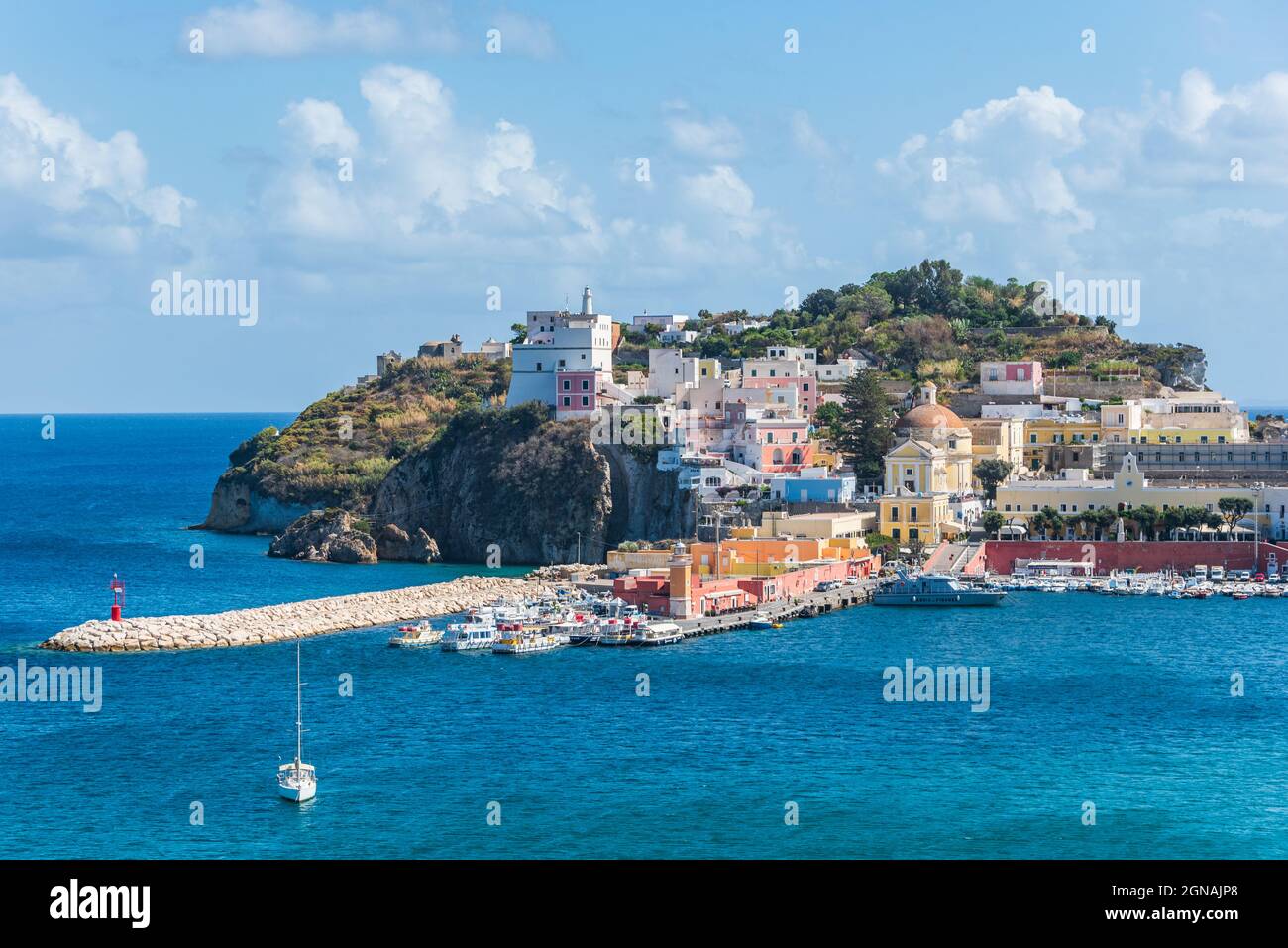 Ponza, Latium / Italien - 18 2021. September: Der Hafen der Ponza-Insel im Sommer. Farbige Häuser, Boote, Fähre im Hafen der Insel Ponza. Sunn Stockfoto