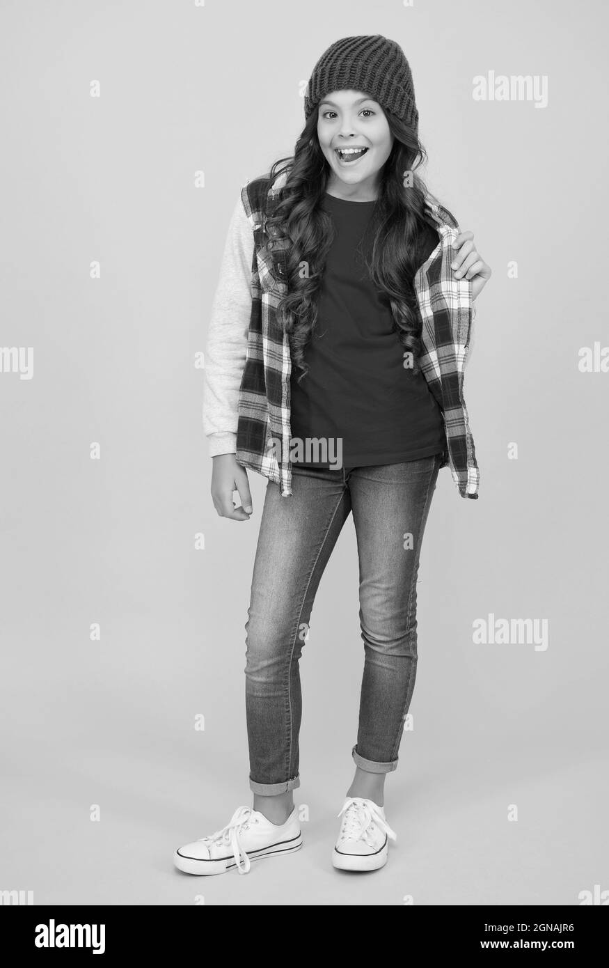 Hip und stilvoll. Teenager tragen lässige Kleidung. Glückliche Kindheit. Hipster-Look. Fröhliches Kind in gestrickten Hut. Denim-Mode-Stil. Schulmädchen Stockfoto