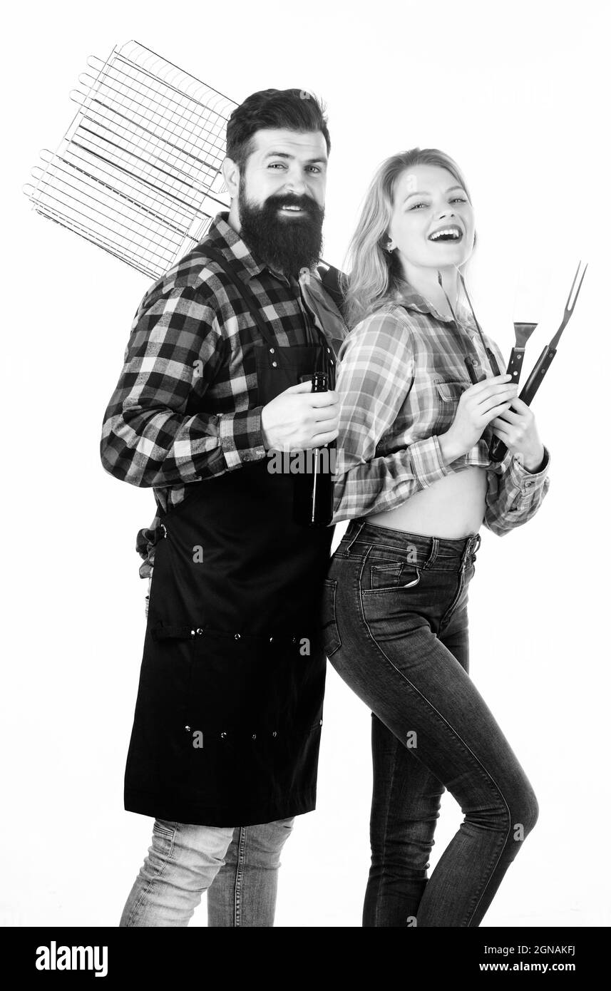 Braten und Grillen von Speisen. Gemeinsam kochen. Paar verliebt halten Kochutensilien Grill. Werkzeuge zum Braten von Fleisch im Freien. Picknick und Grill Stockfoto