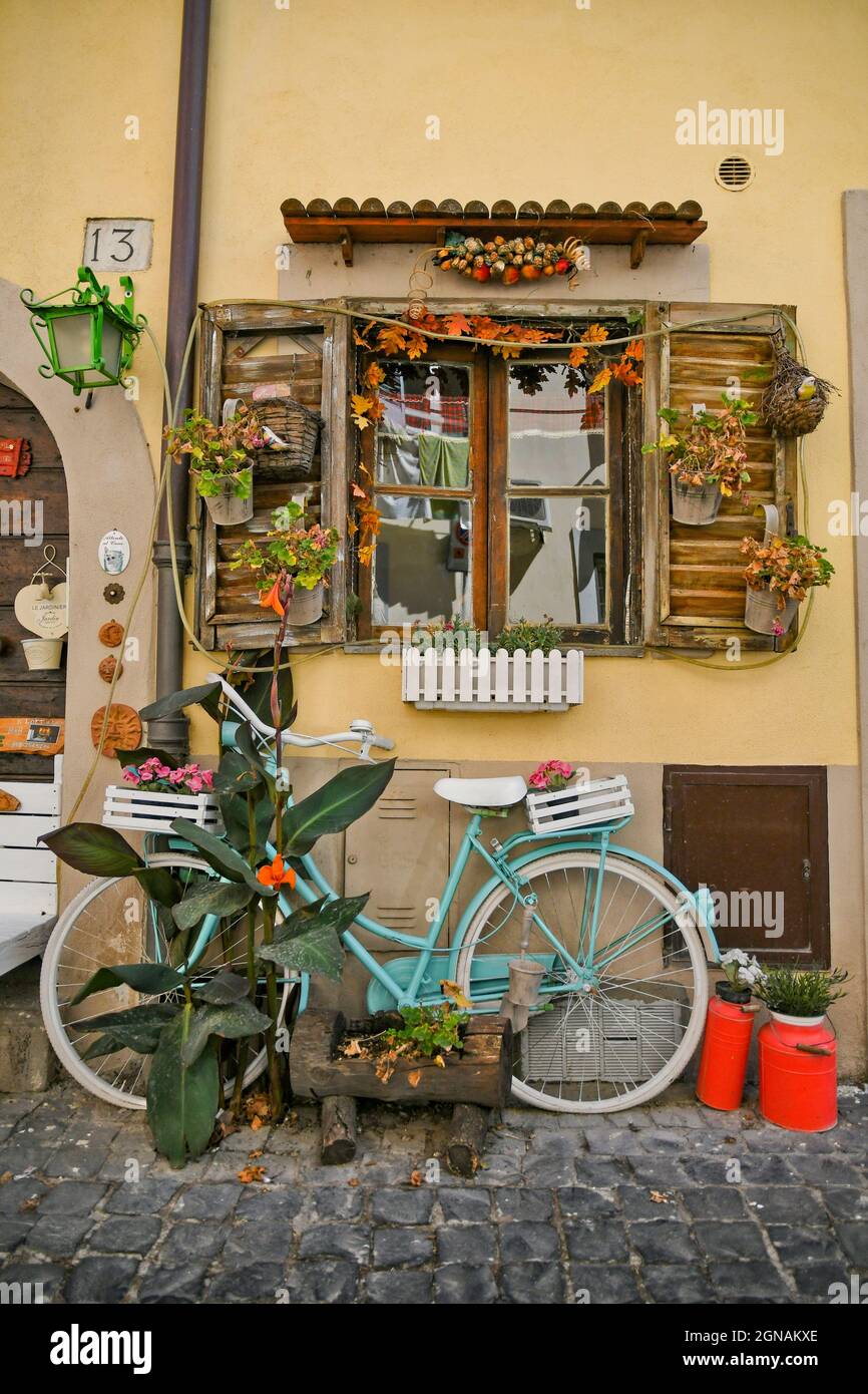 Das Fenster eines alten Hauses in Castel Gandolfo, einem mittelalterlichen Dorf in der Provinz Rom, Italien. Stockfoto