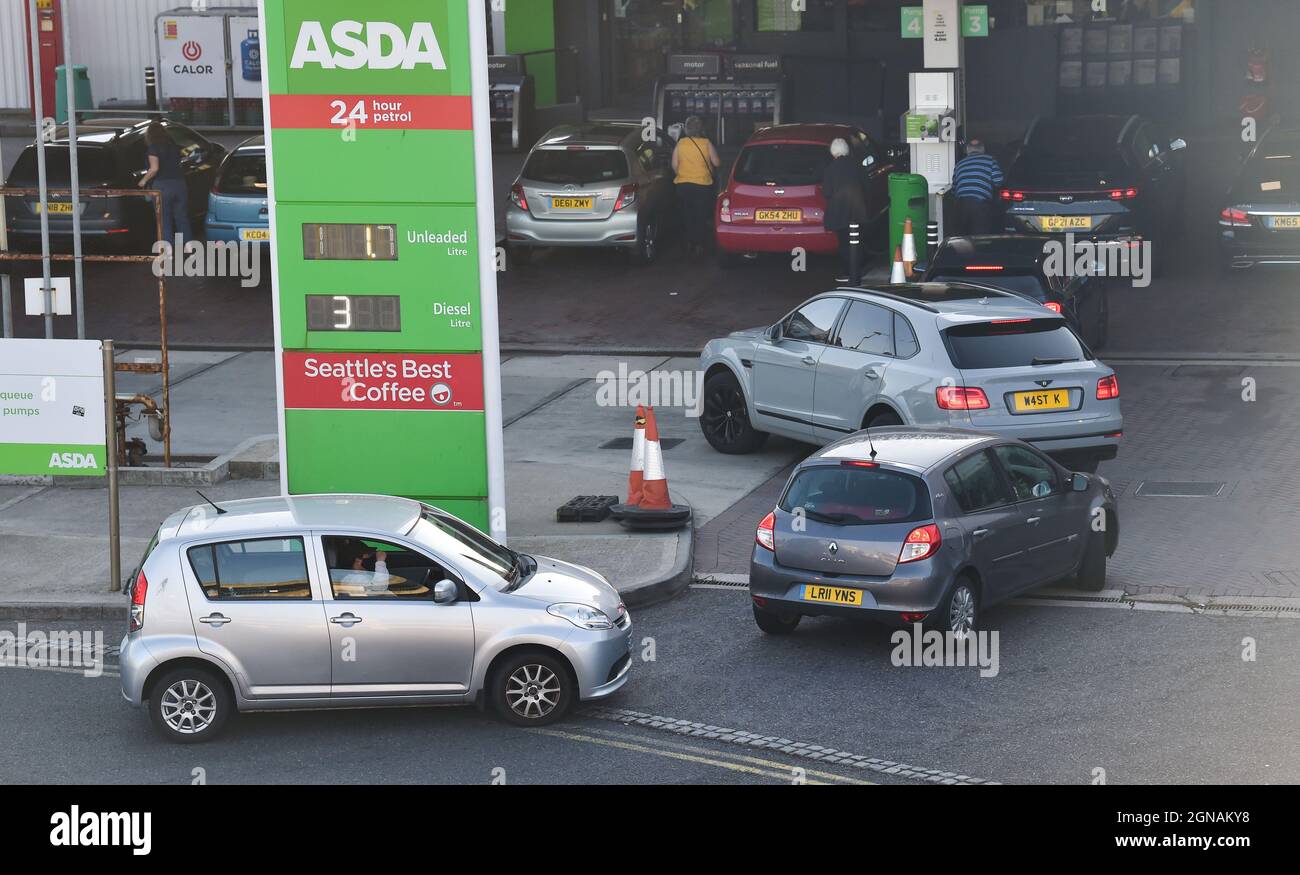 Brighton UK 24. September 2021 - Kunden stehen heute Morgen an einer Supermarkt-Tankstelle in Brighton in der Schlange, um Kraftstoff zu tanken. Einige BP- und Shell-Tankstellen mussten wegen eines Mangels an Lkw-Fahrern in Großbritannien vorübergehend schließen : Credit Simon Dack / Alamy Live News Stockfoto