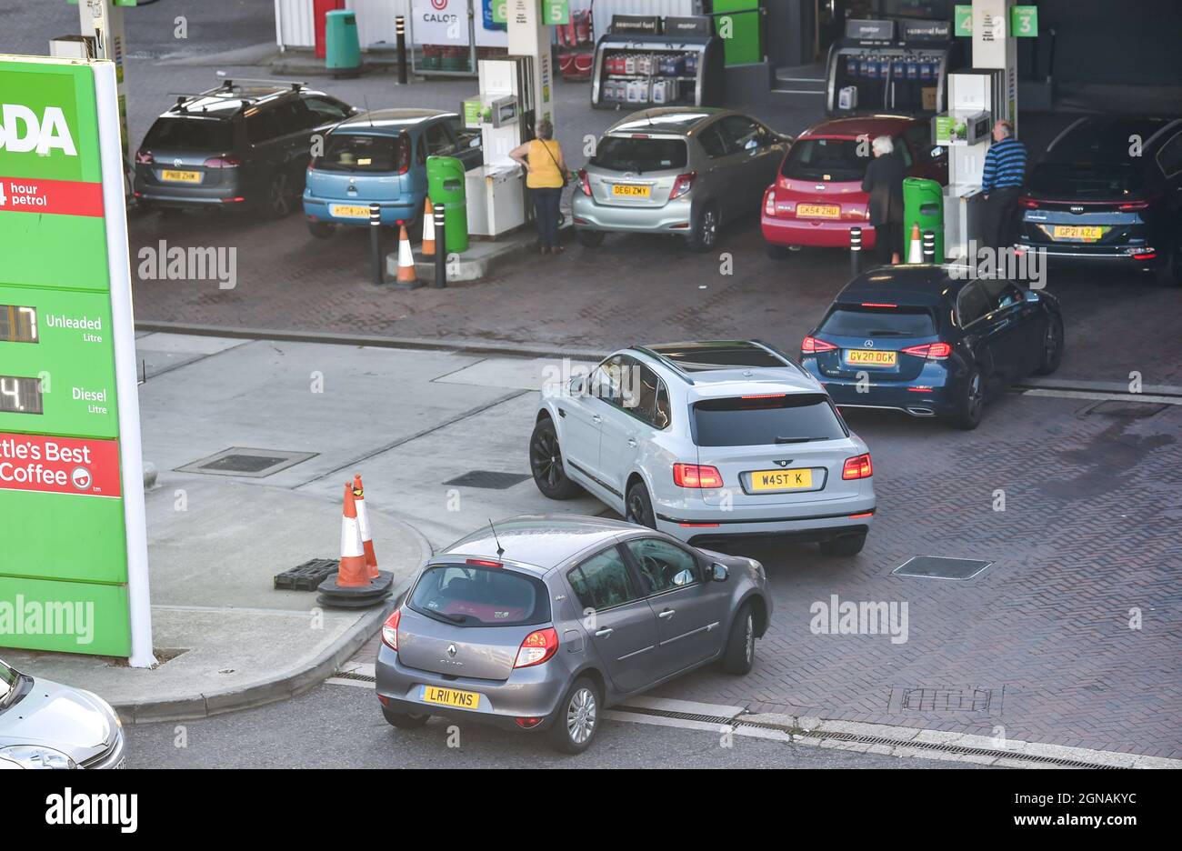 Brighton UK 24. September 2021 - Kunden stehen heute Morgen an einer Supermarkt-Tankstelle in Brighton in der Schlange, um Kraftstoff zu tanken. Einige BP- und Shell-Tankstellen mussten wegen eines Mangels an Lkw-Fahrern in Großbritannien vorübergehend schließen : Credit Simon Dack / Alamy Live News Stockfoto