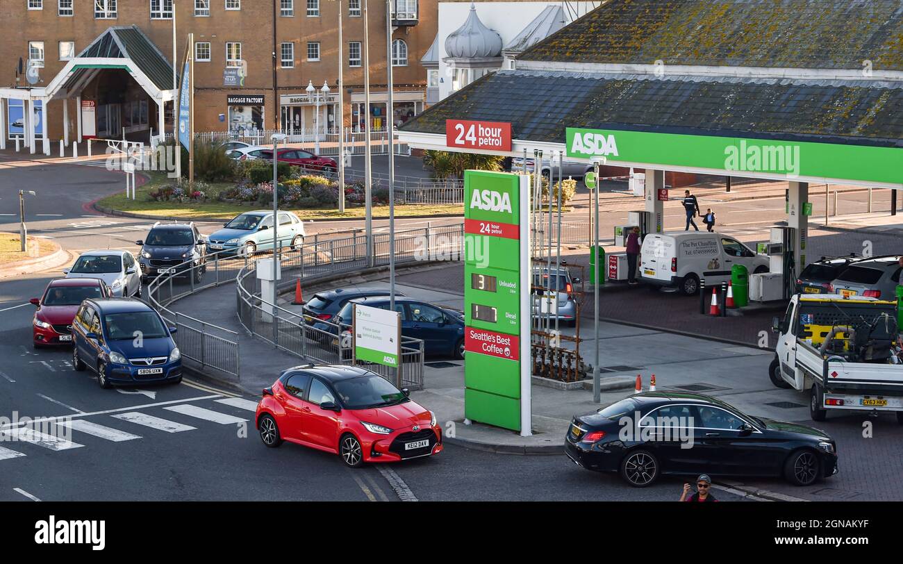 Brighton UK 24. September 2021 - Kunden stehen heute Morgen an einer Supermarkt-Tankstelle in Brighton in der Schlange, um Kraftstoff zu tanken. Einige BP- und Shell-Tankstellen mussten wegen eines Mangels an Lkw-Fahrern in Großbritannien vorübergehend schließen : Credit Simon Dack / Alamy Live News Stockfoto