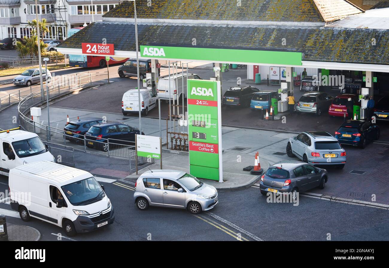 Brighton UK 24. September 2021 - Kunden stehen heute Morgen an einer Supermarkt-Tankstelle in Brighton in der Schlange, um Kraftstoff zu tanken. Einige BP- und Shell-Tankstellen mussten wegen eines Mangels an Lkw-Fahrern in Großbritannien vorübergehend schließen : Credit Simon Dack / Alamy Live News Stockfoto