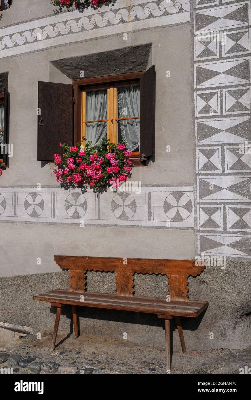 Sgraffito Dekoration auf traditionellen Engadinerhauses, Graubünden,  Engadin, Unterengadin, Guarda. Schweiz Stockfotografie - Alamy