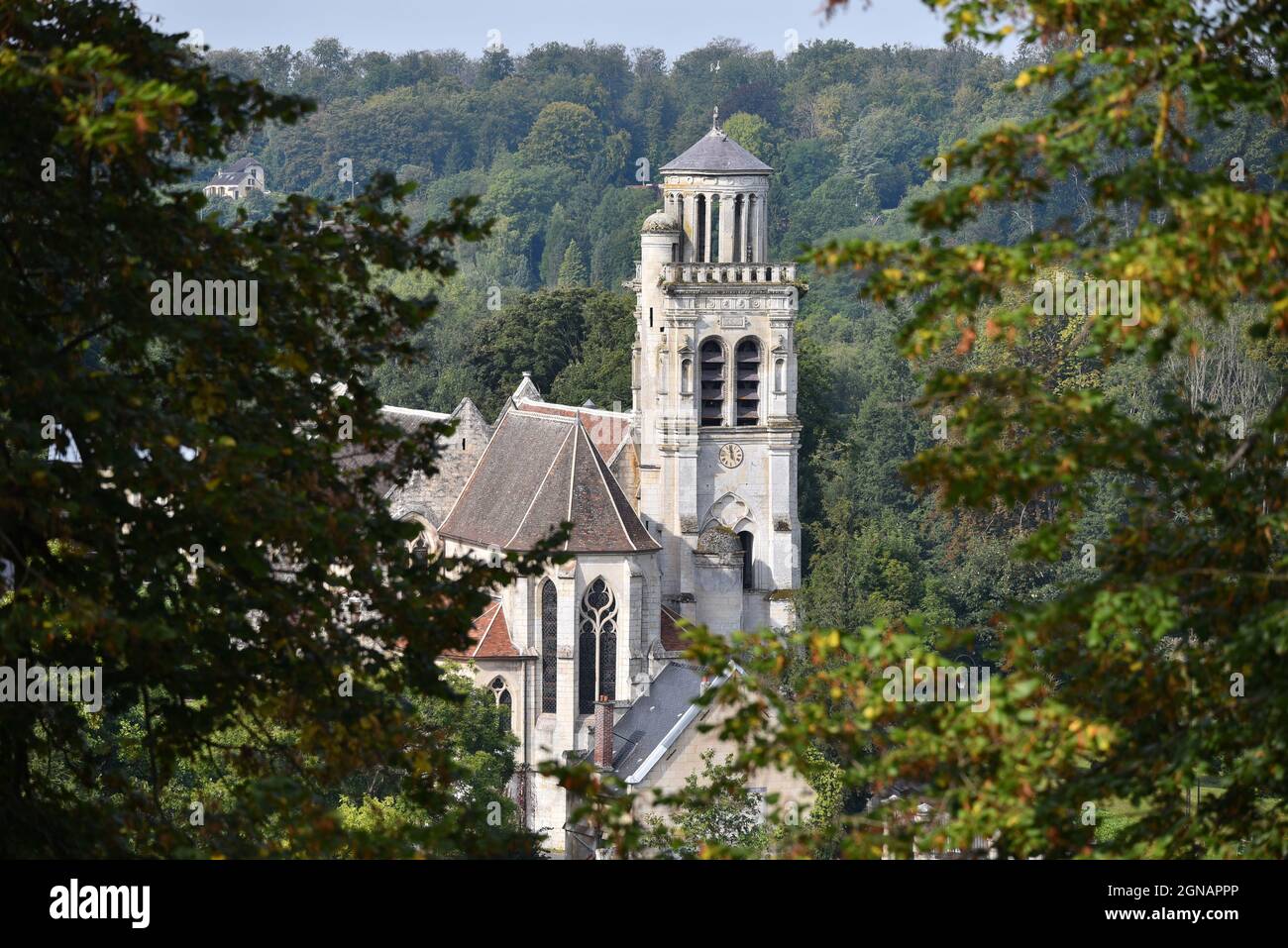 Die Kirche Saint-Sulpice ist eine schöne katholische Pfarrkirche in Pierrefonds (Picardie, Frankreich), umgeben von viel Grün. Stockfoto