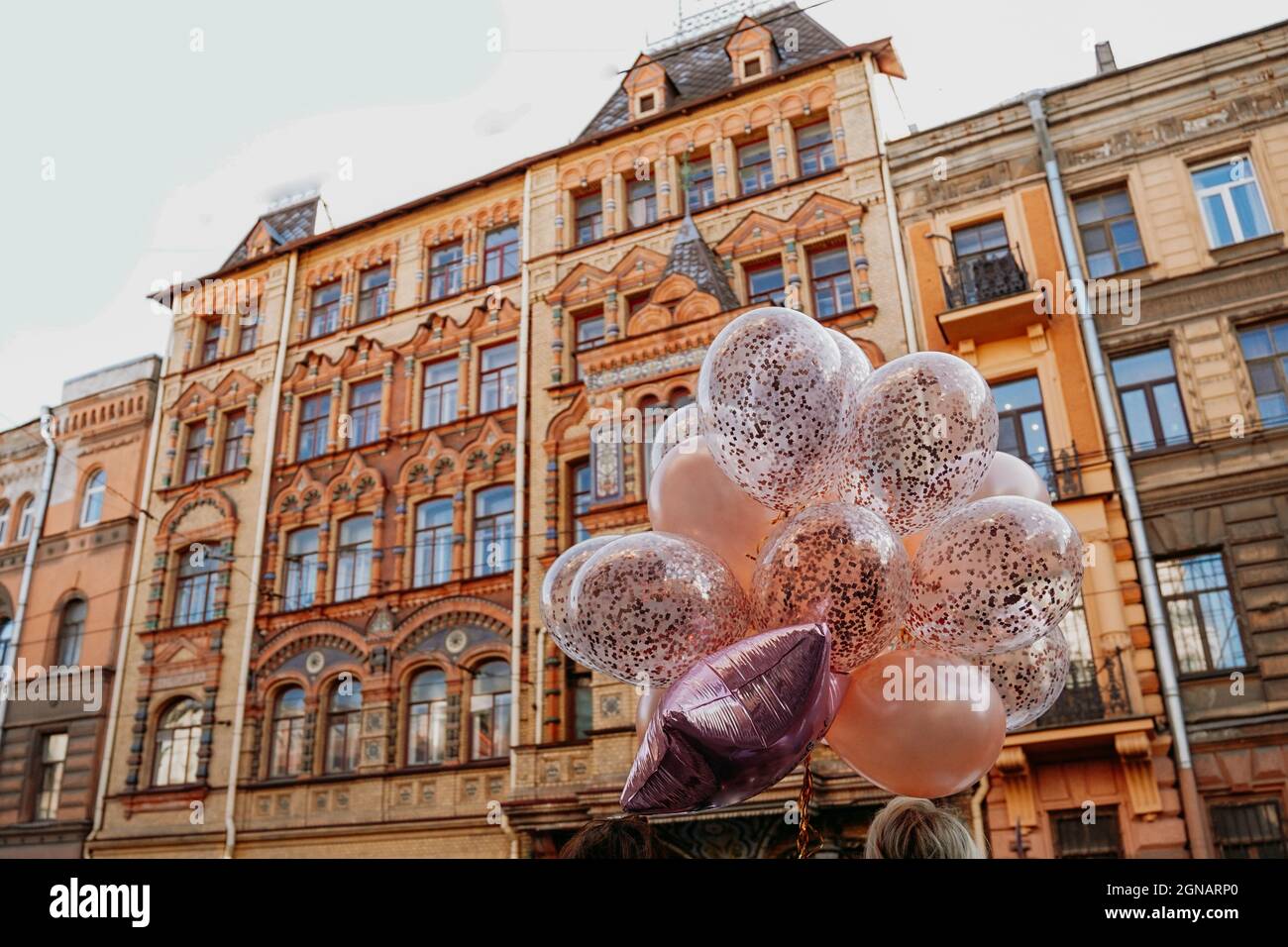 Altes Backsteinhaus im Neorus-Stil und Ballons in der Kolokolnaya Street. 11, St. Petersburg, Russland. 19. September 2021 Stockfoto